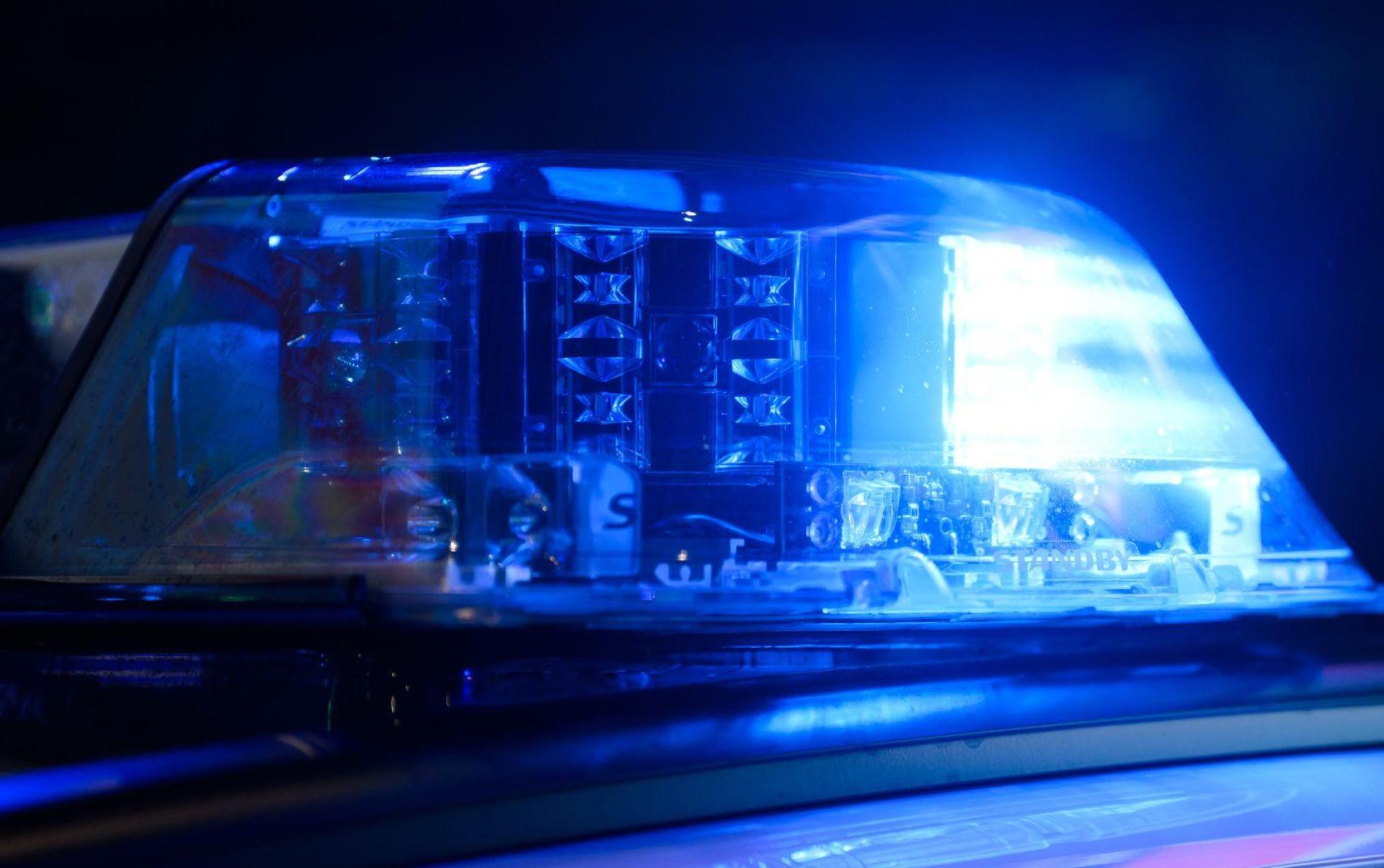Unfallflucht auf der A 93: Ein 77-jähriger Fahrer wurde verletzt, als er einem rücksichtslosen Überholmanöver ausweichen musste.  (Symbolbild: Julian Stratenschulte/dpa)