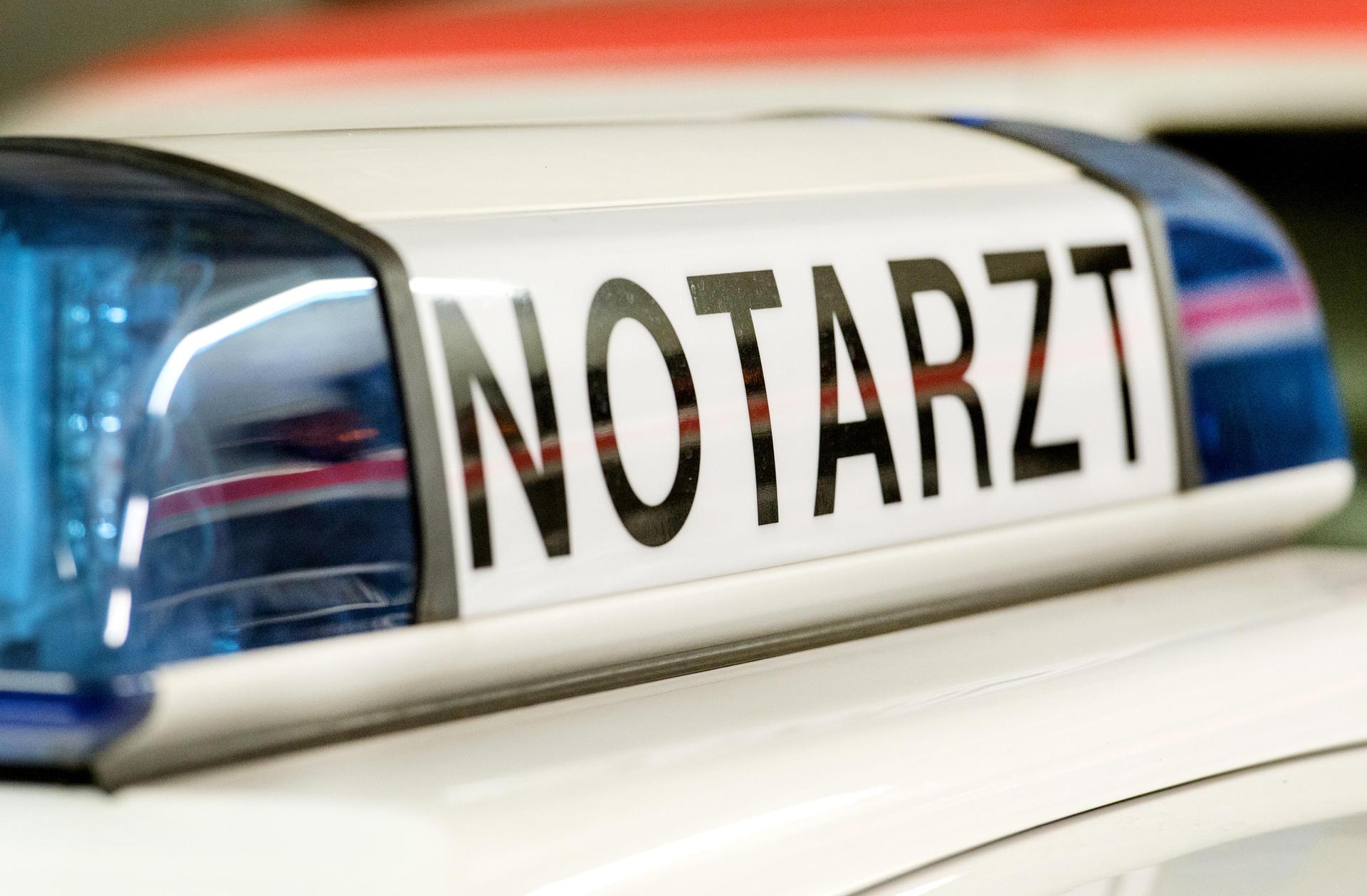 Eine Notärztin versorgte einem bei Waldarbeiten schwer verunglückten 57-Jährigen bei Kirchenthumbach. (Symbolbild: Patrick Seeger/dpa)