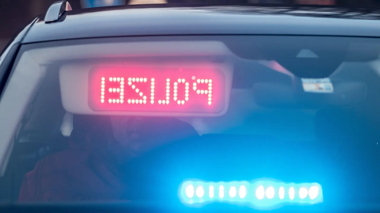 Ein Unbekannter hat die Heckscheibe eines Opels auf einem Parkplatz in Weiden eingeschlagen.  (Symbolbild: Armin Weigel/dpa)