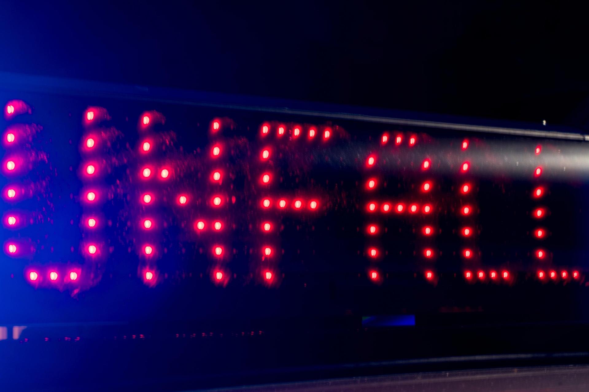 Am Mittwochabend kam es zu einem Unfall auf der B470 bei Schwarzenbach. (Symbolbild: Monika Skolimowska/dpa)