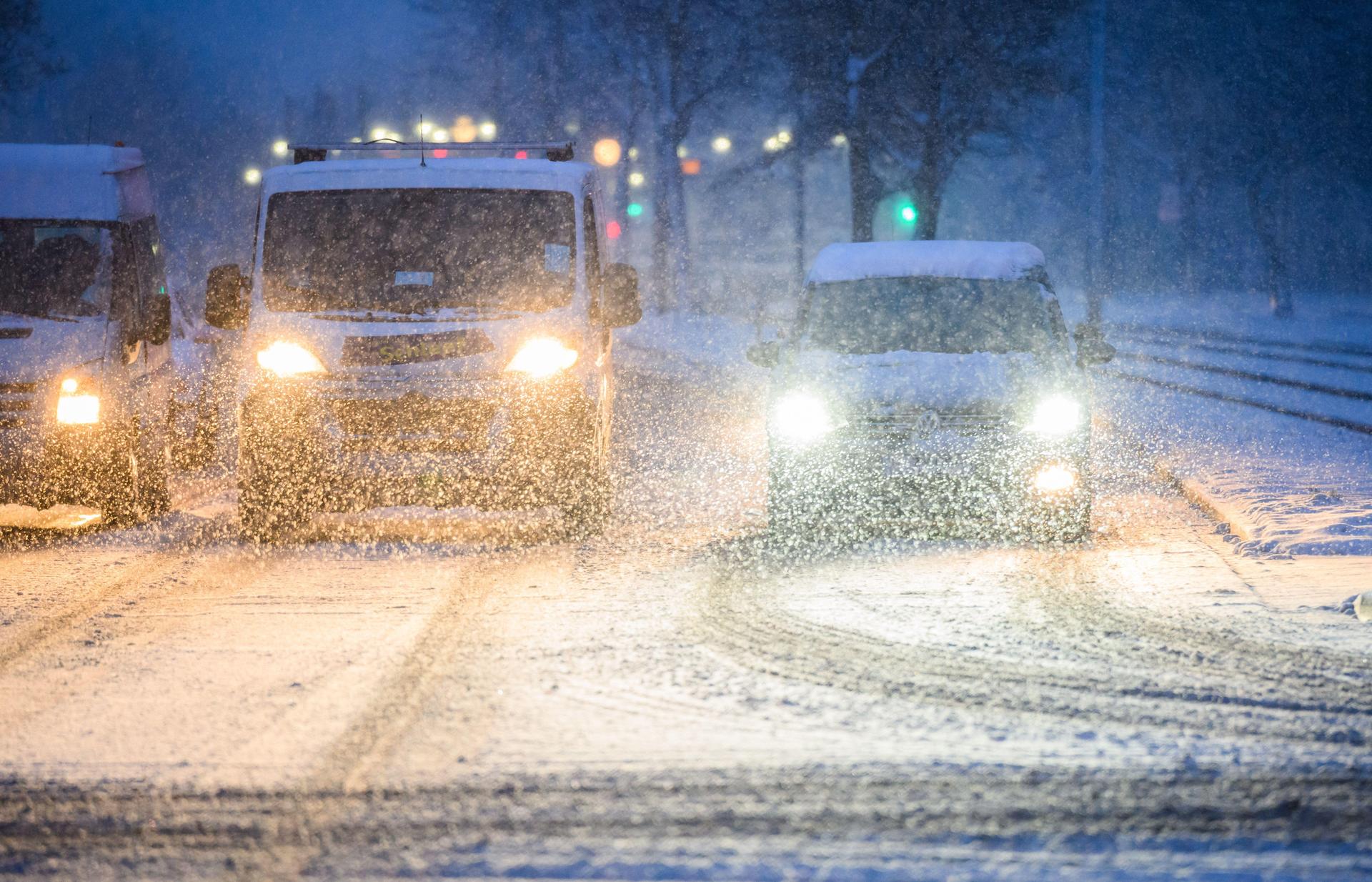 In der gesamten Oberpfalz registrierte die Polizei zwischen Donnerstagabend und Freitagmorgen insgesamt 24 Glätteunfälle. (Symbolbild: Julian Stratenschulte/dpa)