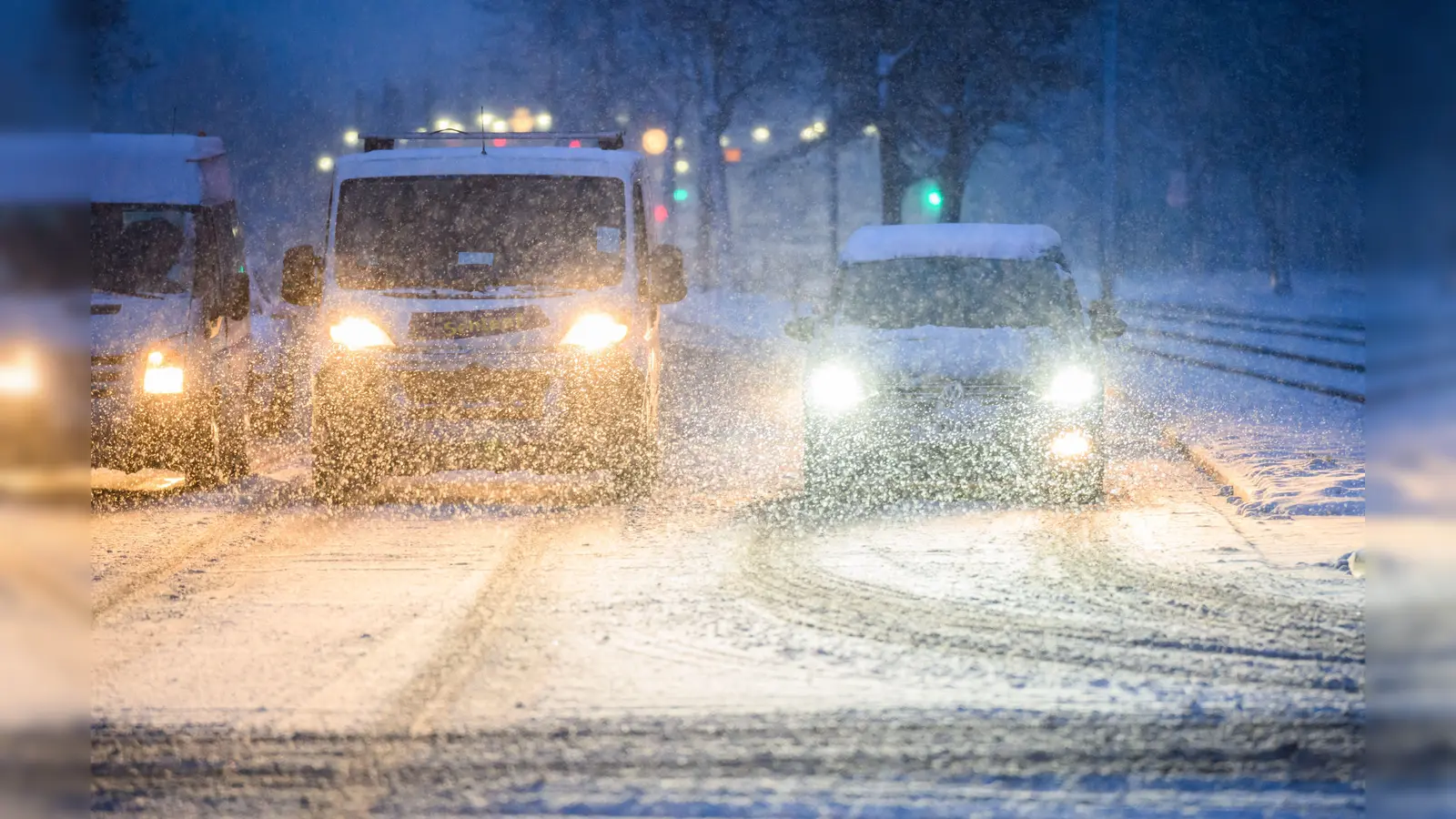 In der gesamten Oberpfalz registrierte die Polizei zwischen Donnerstagabend und Freitagmorgen insgesamt 24 Glätteunfälle. (Symbolbild: Julian Stratenschulte/dpa)