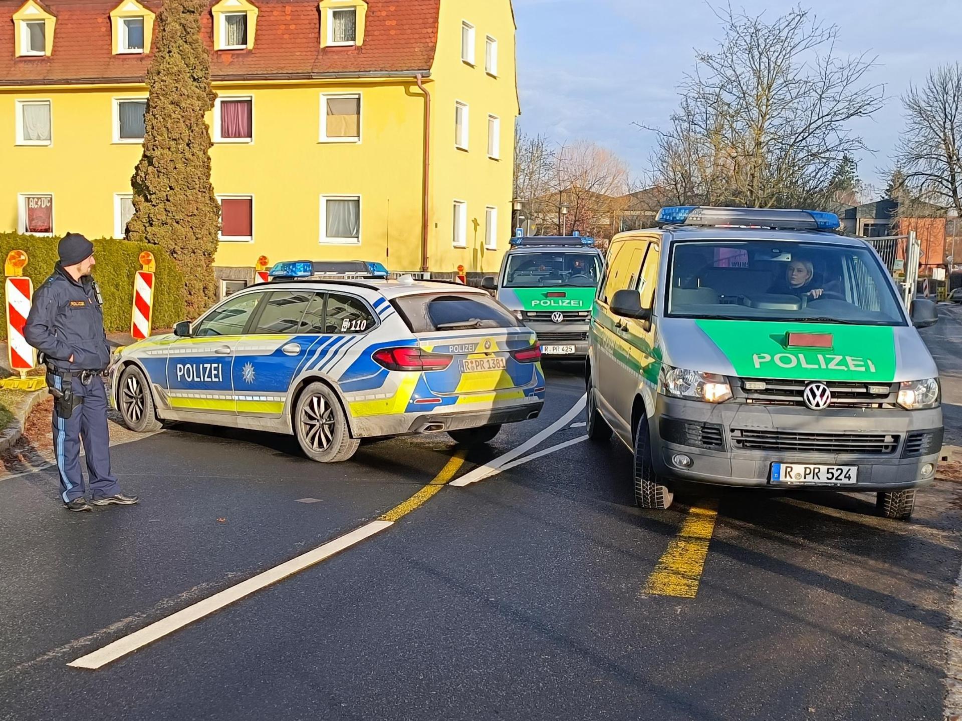 Die Polizei war wegen einer Bombendrohung an der Berufsschule in Wiesau im Einsatz. (Bild: nic)
