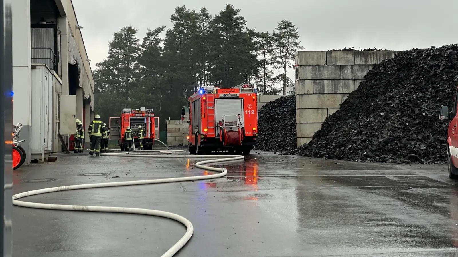 Nach rund zehn Minuten können die Feuerwehrleute den Brand löschen. Die Baumaschine fing laut Aussage der Polizei durch einen „kleinen Unfall” Feuer. (Bild: kle)