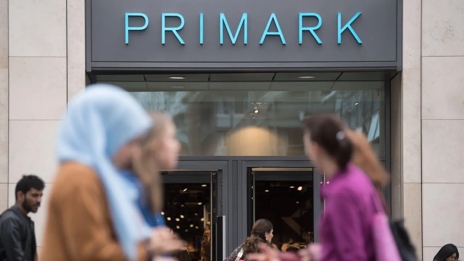 Eine Filiale des Textildiscounters Primark in Stuttgart. (Bild: Marijan Murat)