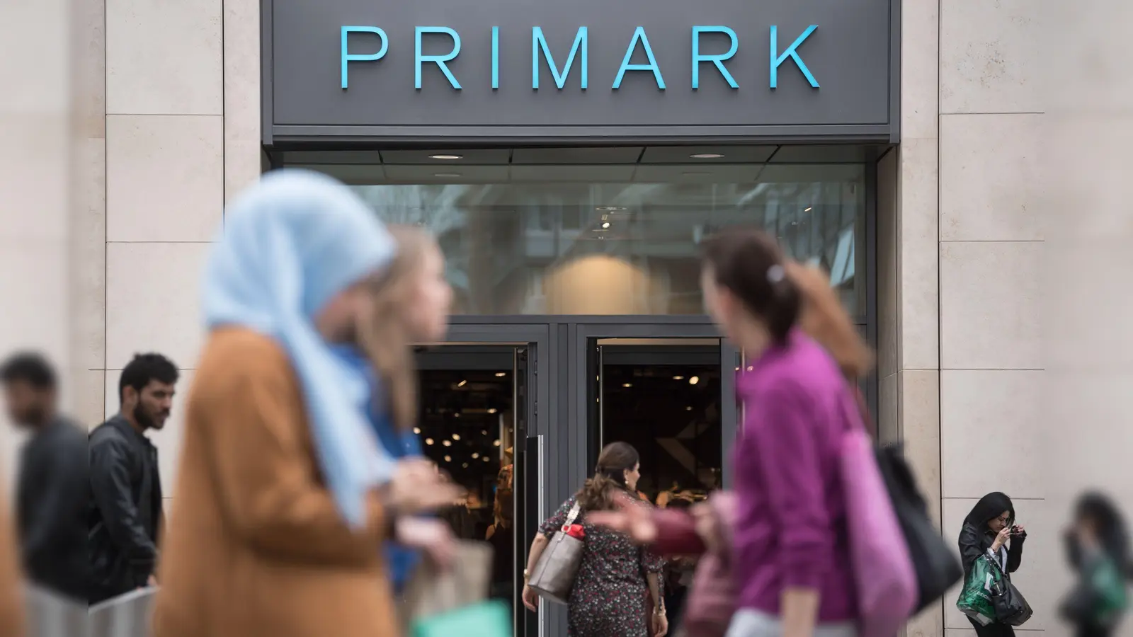 Eine Filiale des Textildiscounters Primark in Stuttgart. (Bild: Marijan Murat)