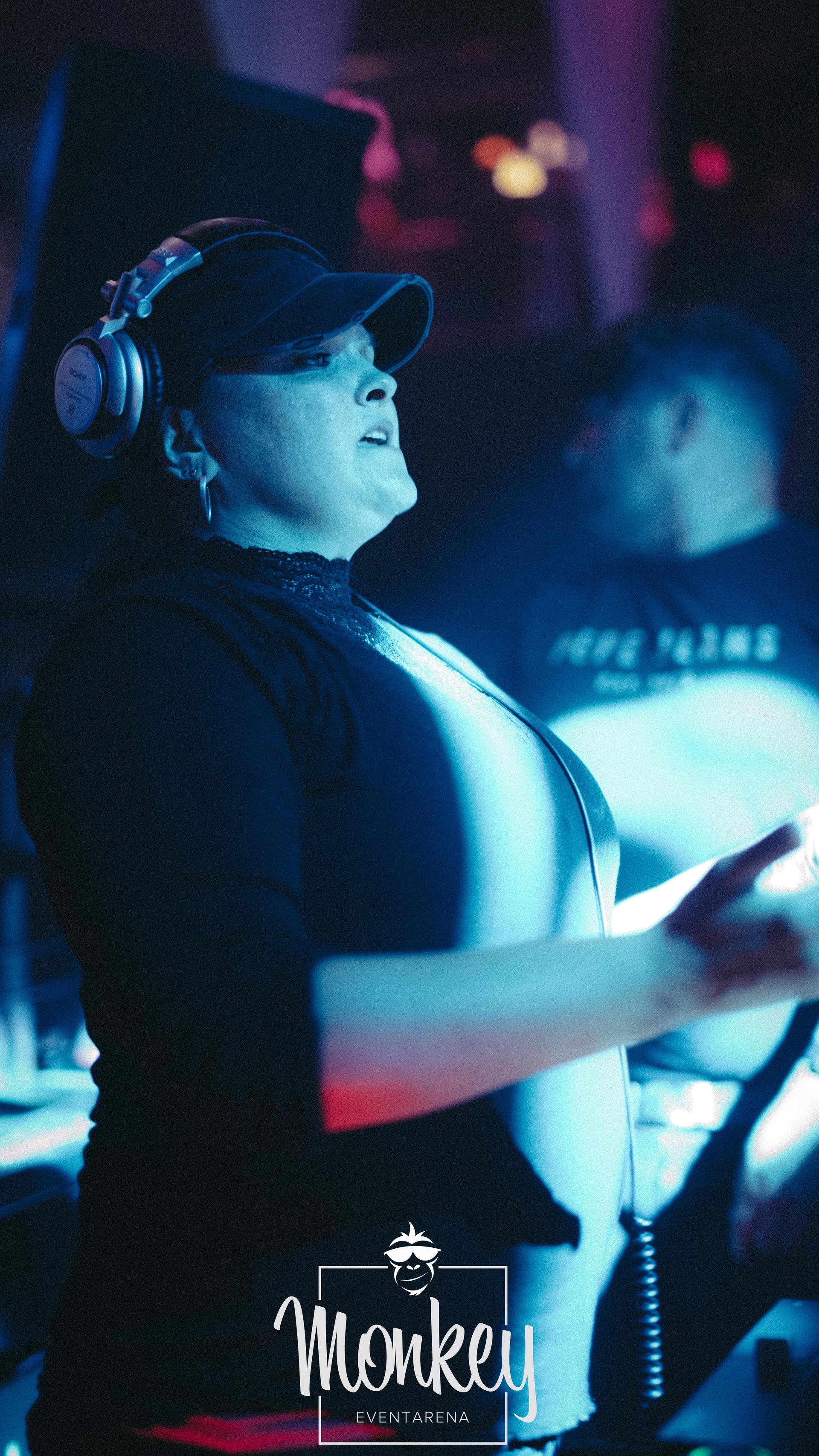 DJane Stella und DJ Roomman sorgen für den passenden Beat bei der Ü-30-Night im Monkey. (Bild: Sebastian Reiter)