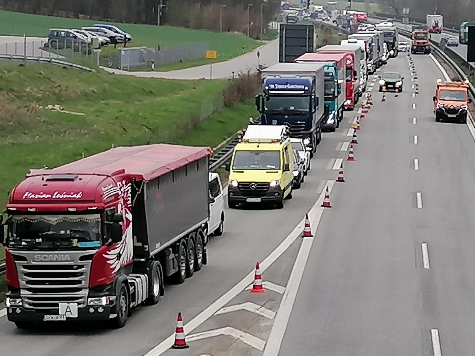 Nach einem Unfall auf der A93 wird der Verkehr bei der Anschlussstelle Pfreimd ausgeleitet. (Bild: wrl)