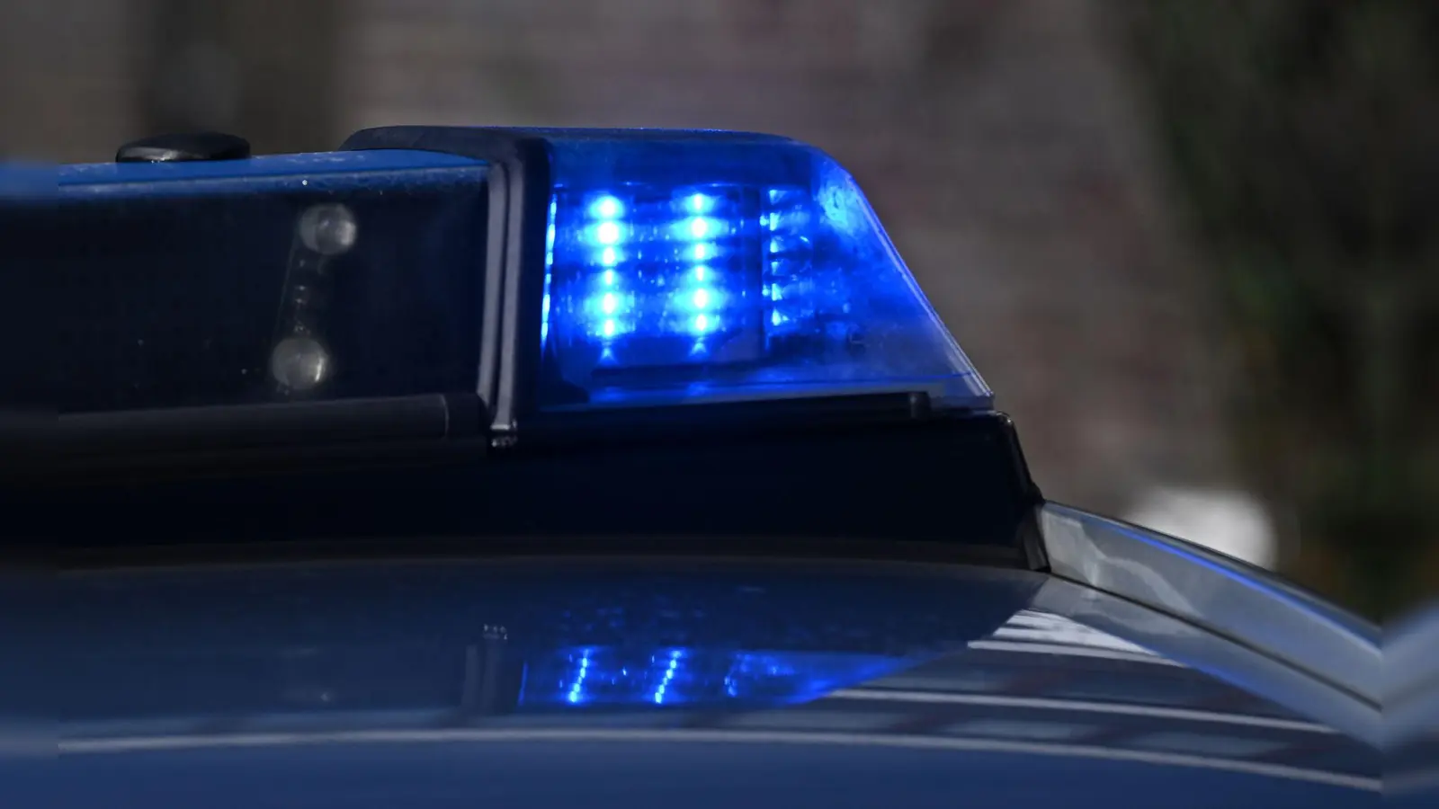 In Waldthurn hat ein unbekannter ein geparktes Fahrzeug beschädigt. Die Polizei sucht nach Zeugen. (Symbolbild: Bernd Weißbrod/dpa)