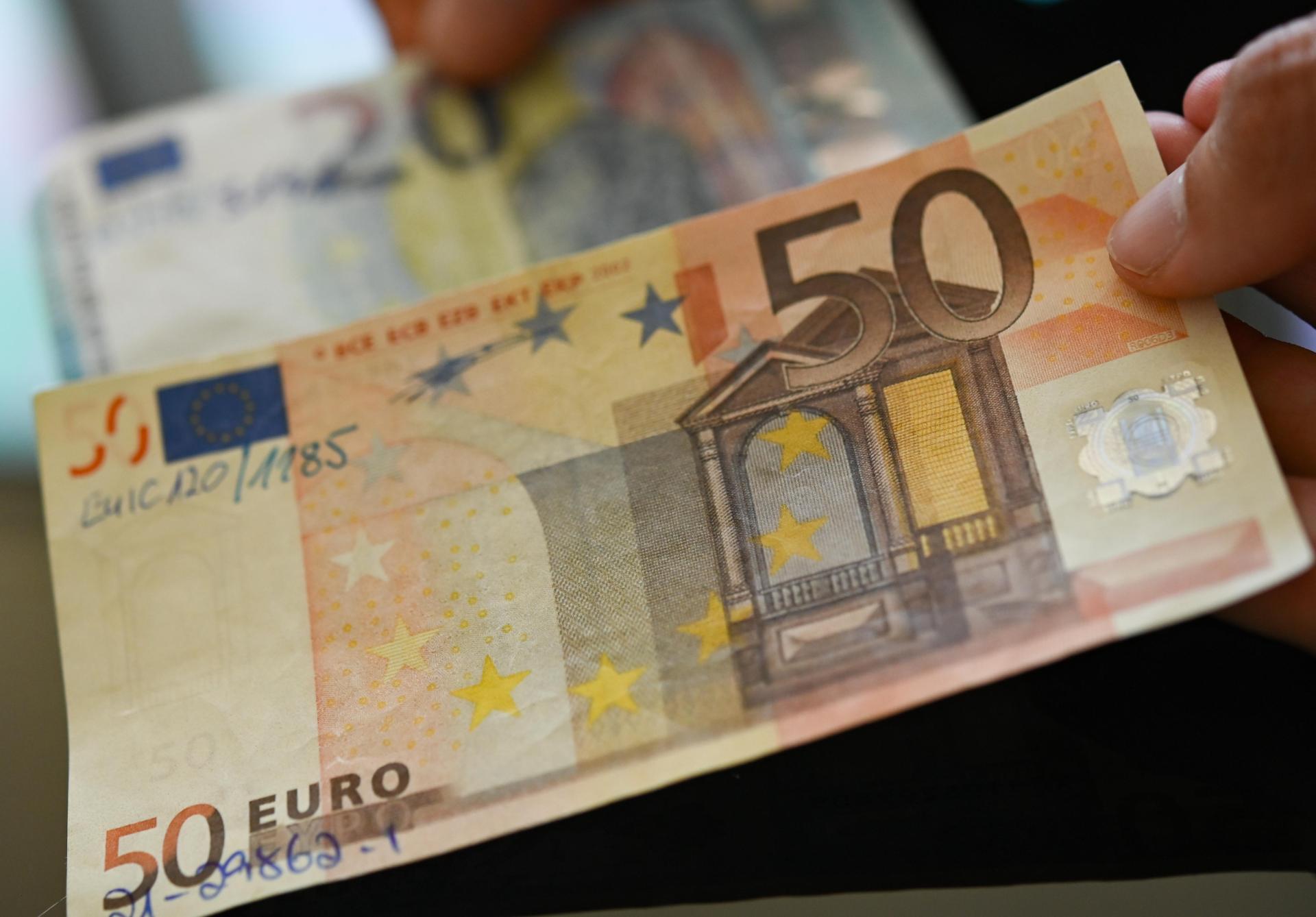 Ein Rentner aus Parkstein erhielt an einer Supermarktkasse Falschgeld. (Symbolbild: Petra Hartl)