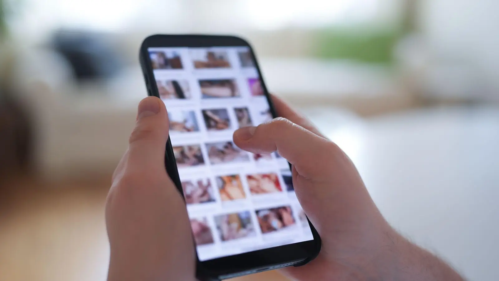 Im Fokus der aktuellen Debatte stehen auch Deepfakes, bei denen etwa das Gesicht einer Frau in ein anderes Video - etwa eine Porno-Sequenz - eingefügt wird. (Symbolbild) (Bild: Marcus Brandt/dpa)