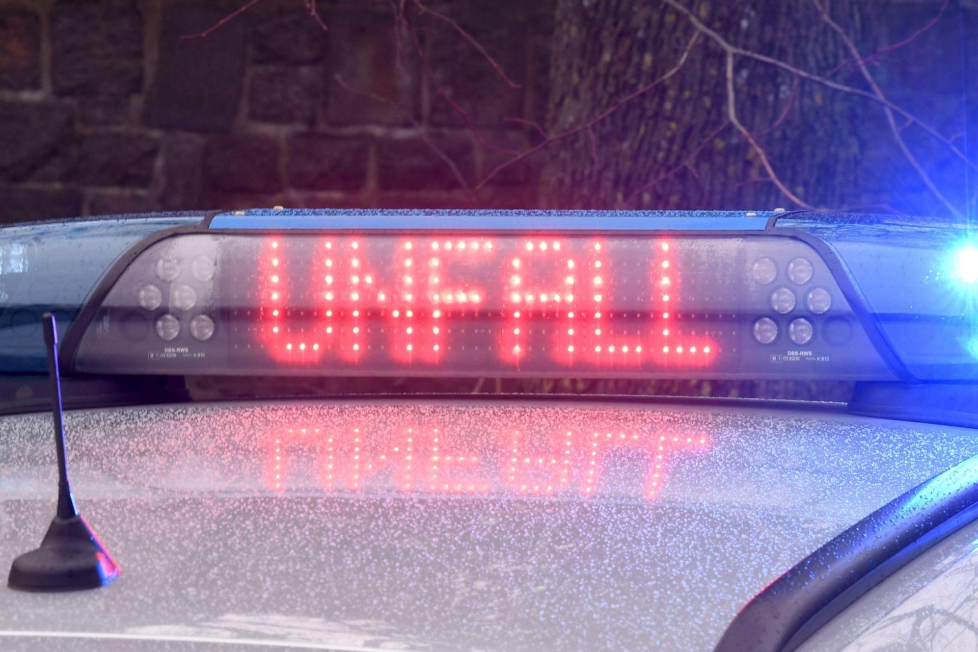 Die Leuchtschrift „Unfall“ auf dem Dach eines Polizeiwagens. Foto: Carsten Rehder/dpa/Symbolbild (Bild: Carsten Rehder / dpa)