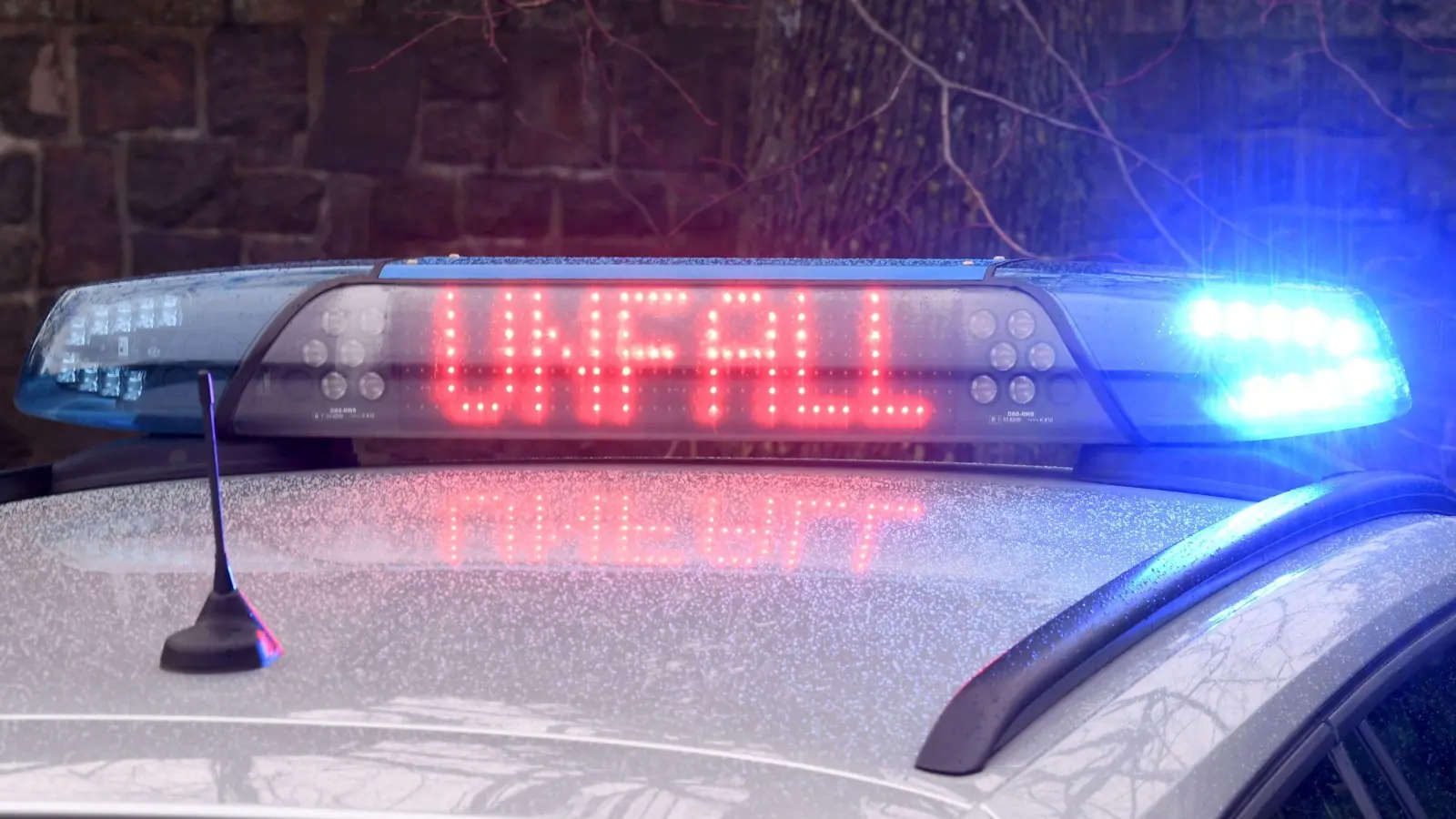 Die Leuchtschrift „Unfall“ auf dem Dach eines Polizeiwagens. Foto: Carsten Rehder/dpa/Symbolbild (Bild: Carsten Rehder / dpa)