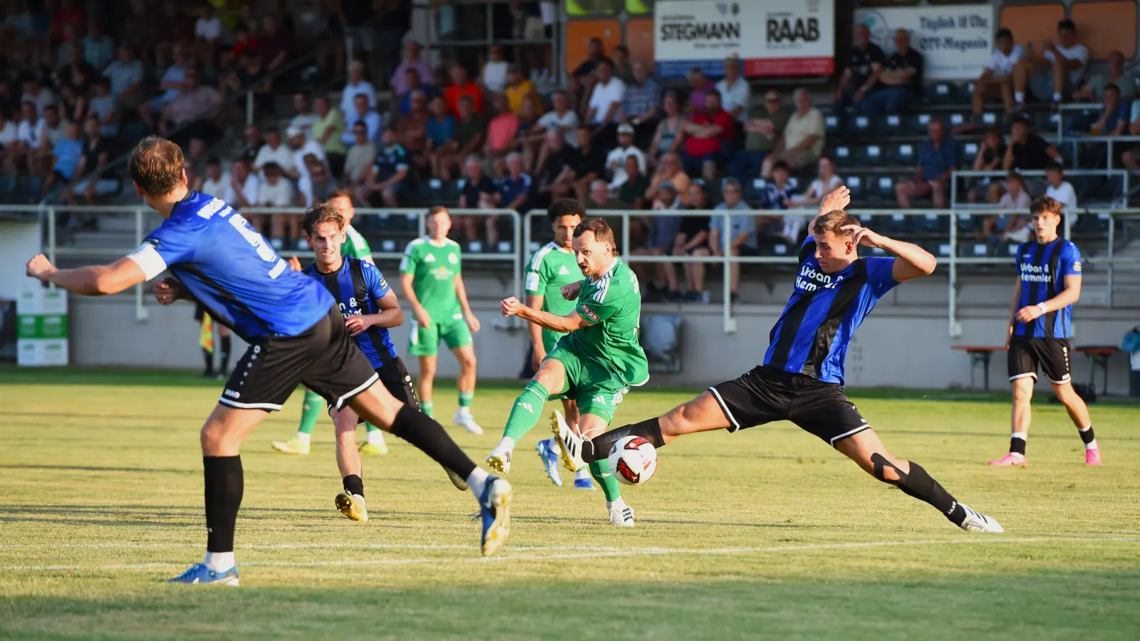 Paul Gebhard (rechts) erzielte die Weidener 1:0-Führung.  (Archivbild: A. Schwarzmeier)