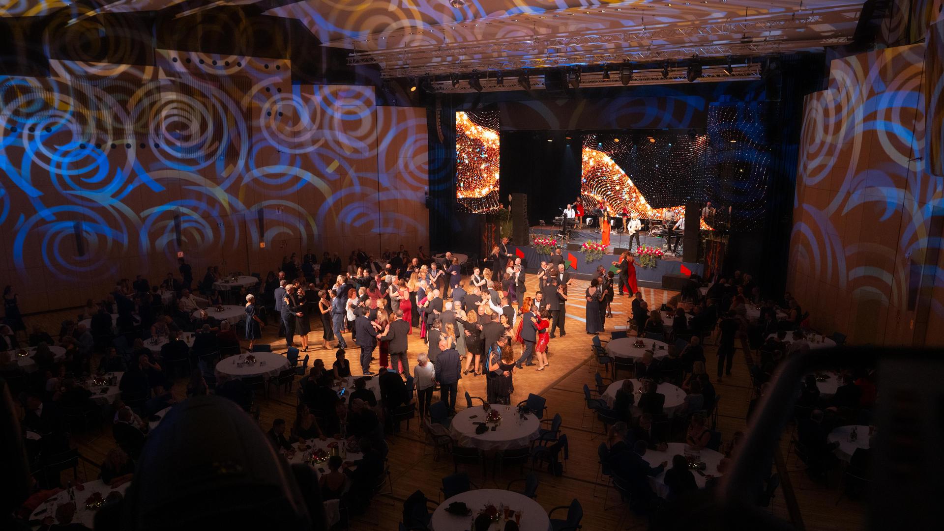 Am Samstag wurde es in der Weidener Max-Reger-Halle außergewöhnlich festlich. (Bild: Hannes Stock)