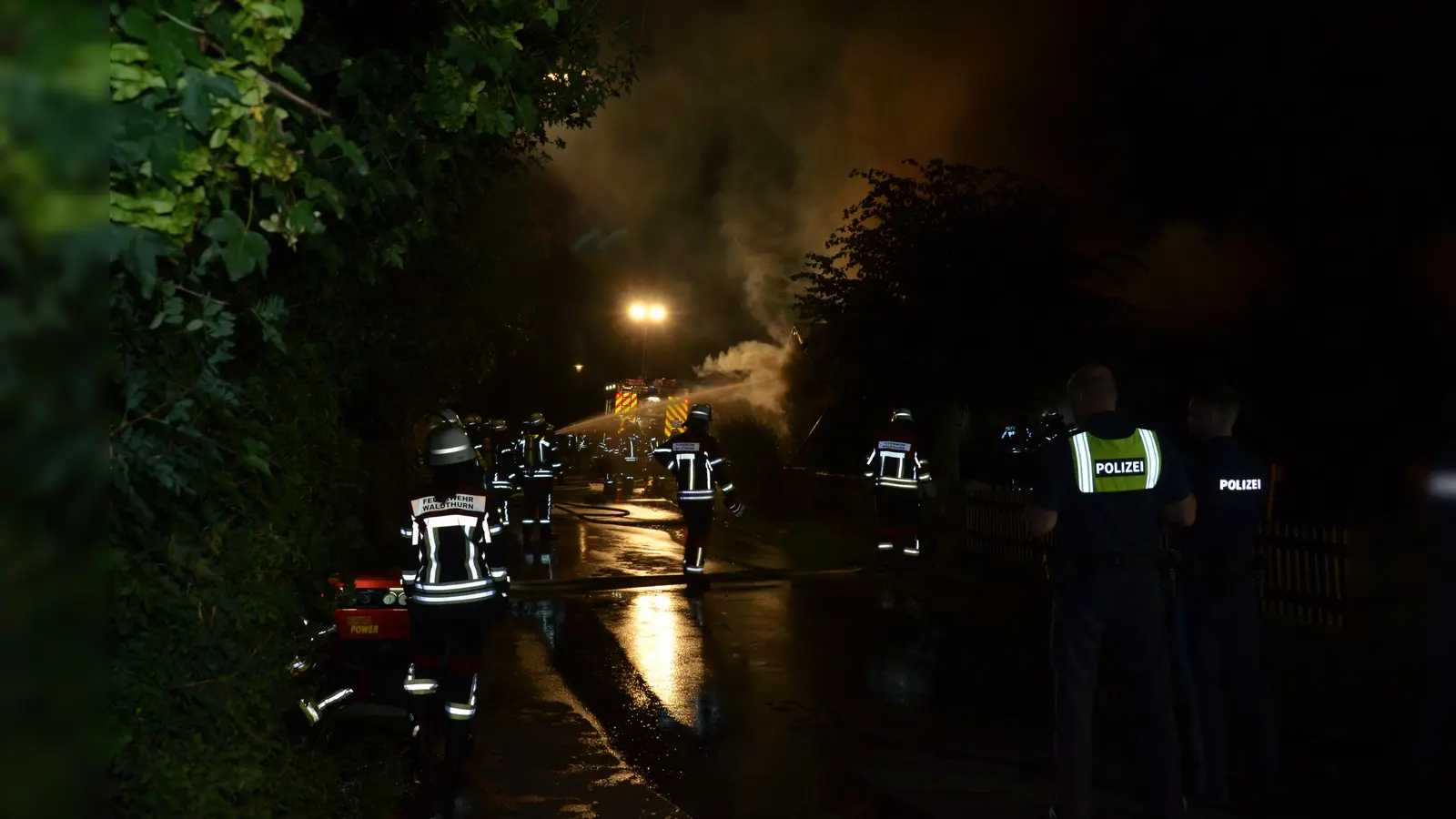 Sowohl die zuständige Ortsfeuerwehr aus Spielberg als auch die Feuerwehr aus Waldthurn rückten an. Sie wurden von den Wehren aus Vohenstrauß und Altenstadt/Voh. unterstützt. (Bild: dob)