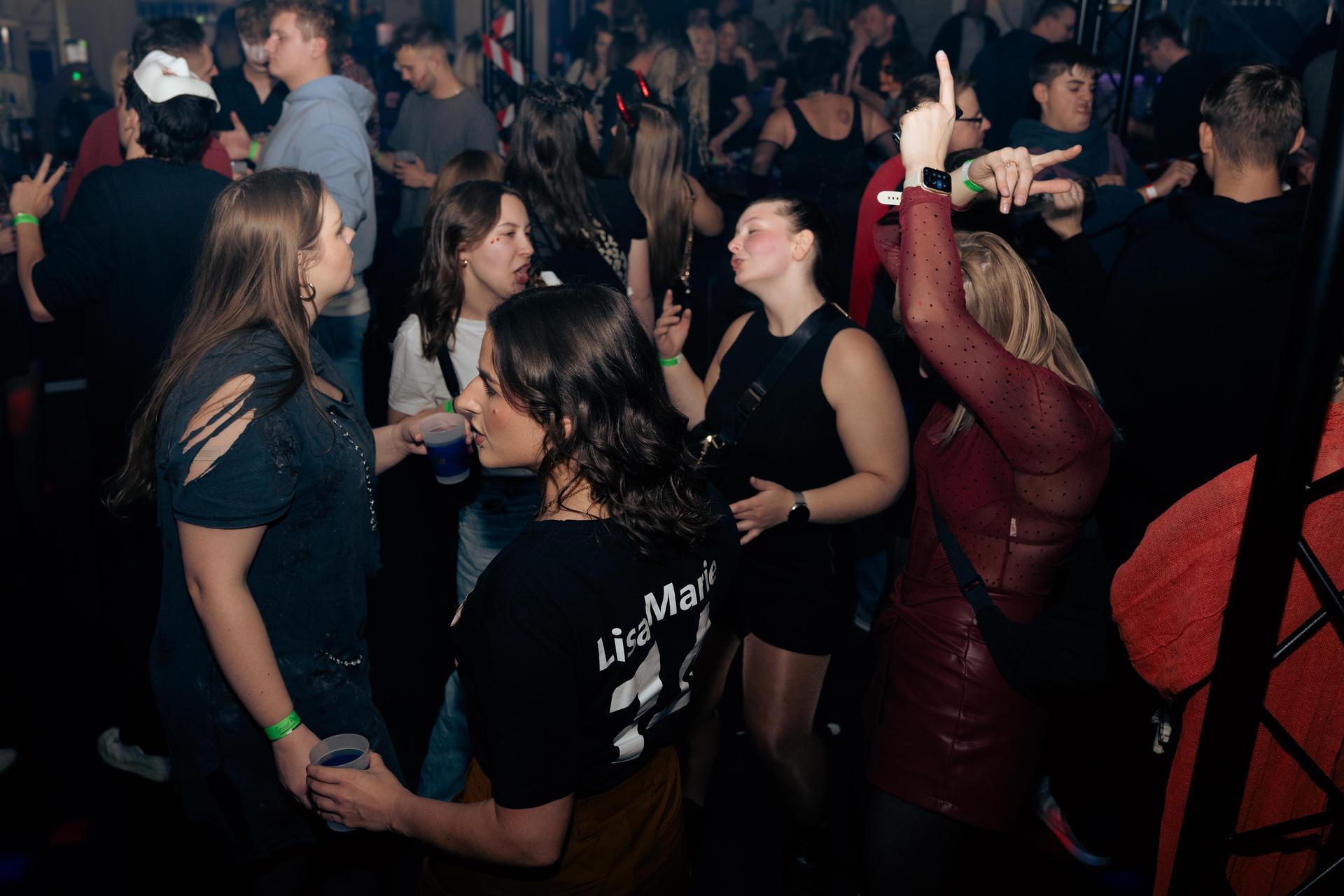 Im Labelle in Waidhaus waren am Freitag die Zombies, Teufel und Geister unterwegs und gaben zur Musik von DJ Michael B. zusammen Vollgas. (Bild: Timo Kraus)