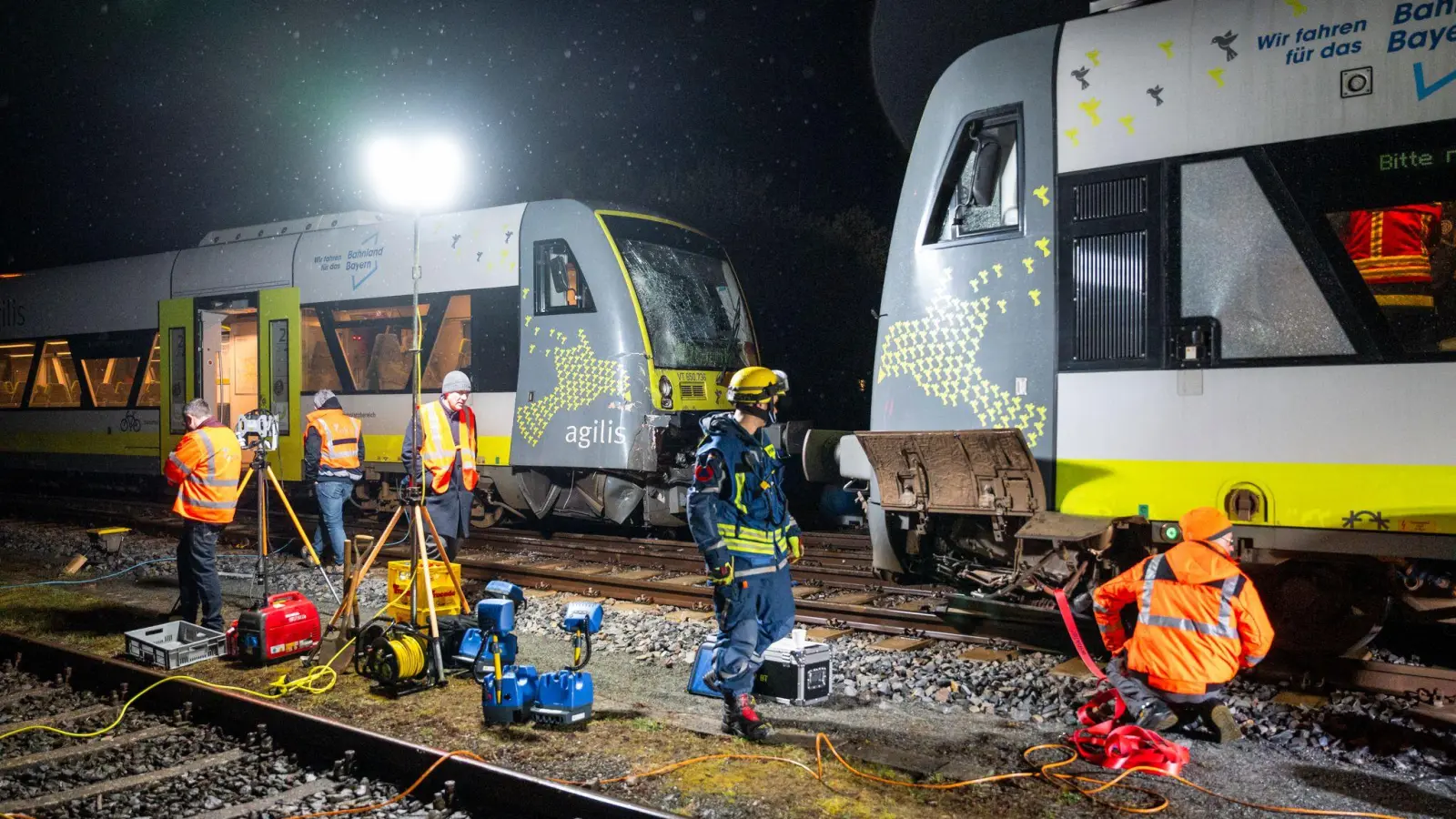Die Ermittlungen zur Ursache des Zugunfalls begannen noch am Abend. (Bild: Daniel Vogl/dpa)