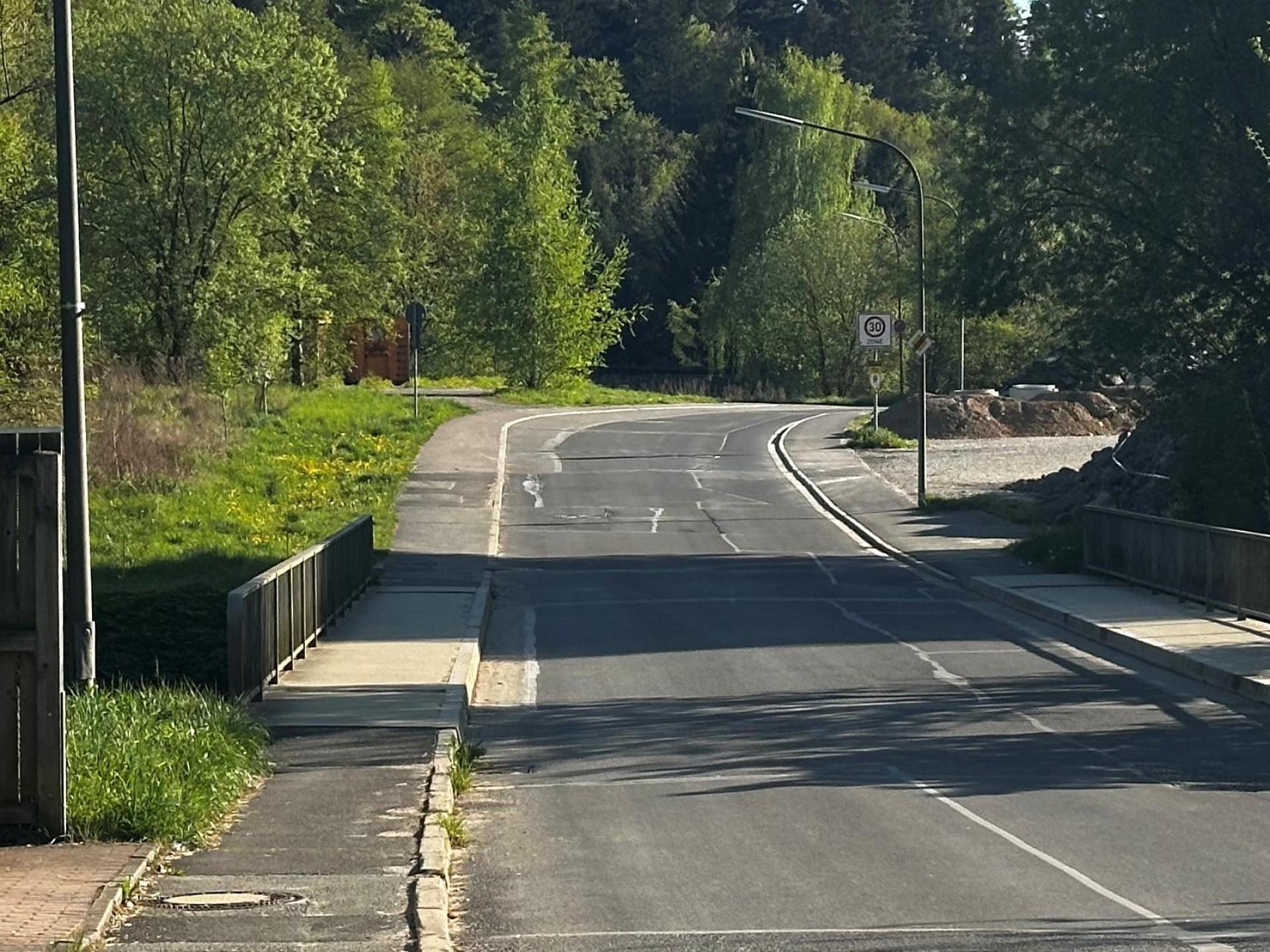 Die Fabrikstraße wird wegen der Sanierung der Brücke ab 12. Mai voll gesperrt. (Bild: Ramona Herrmann)