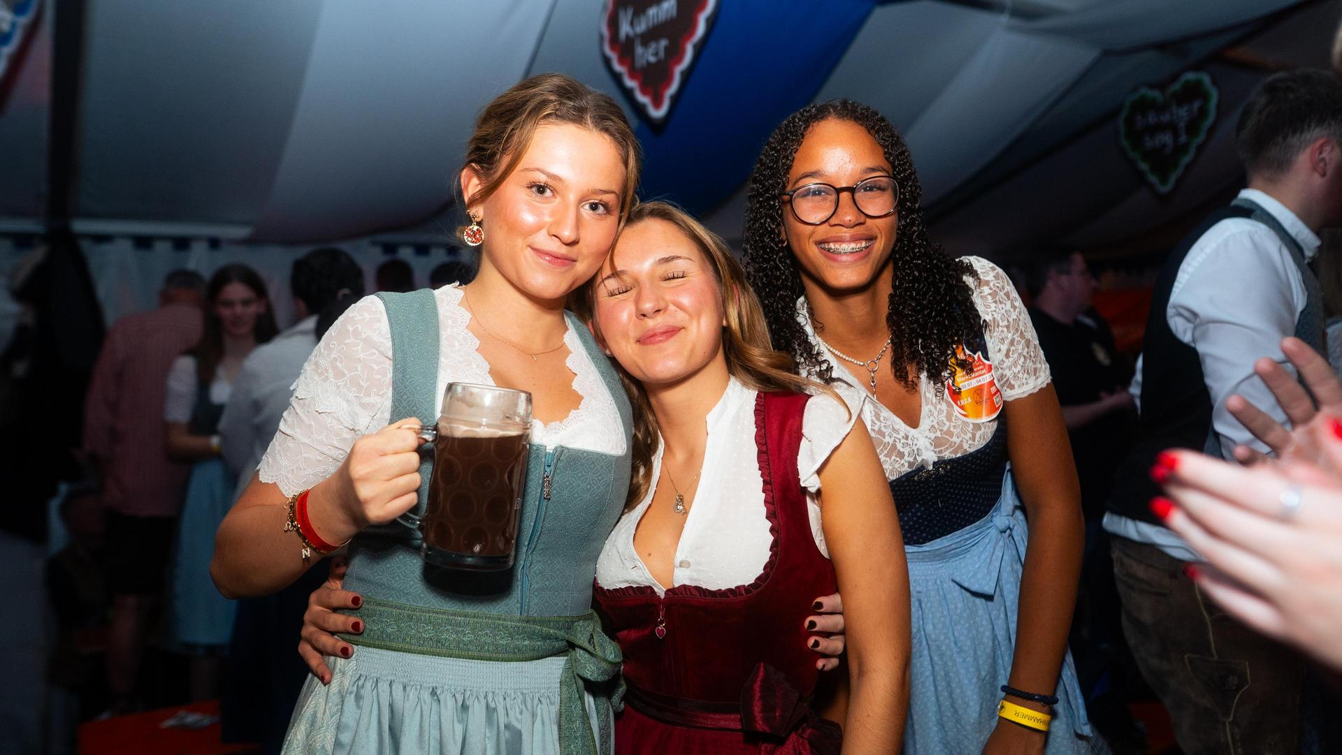 Alle Samstagsbilder der Kirwa in Weiherhammer. (Bild: Hannes Stock)