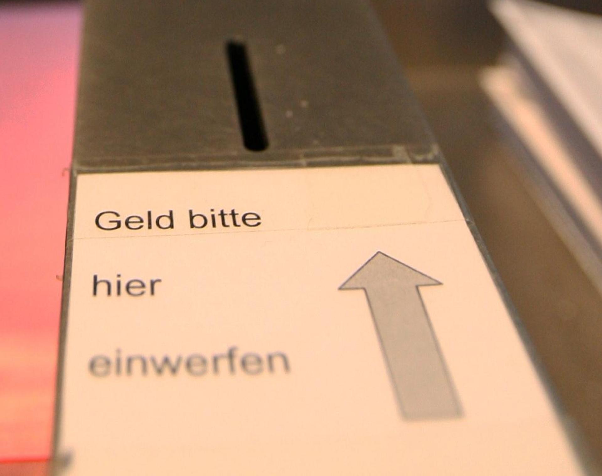 Opferstöcke in Kirchen werden immer wieder von Dieben geleert. Die Polizei sucht nun Zeugen eines Diebstahls aus der Kirche St. Antonius in Schwarzenbach. (Symbolbild: Frank Leonhardt / dpa)