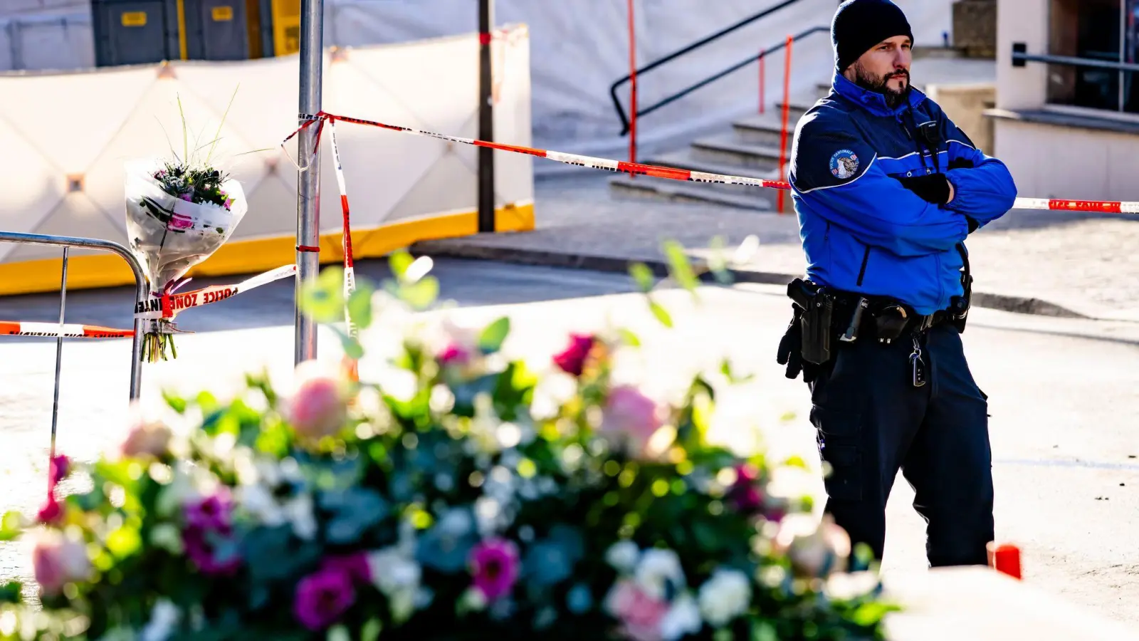 Anwohner und Touristen stehen nach dem verheerenden Feuer unter Schock. (Bild: Jean-Christophe Bott/KEYSTONE/dpa)