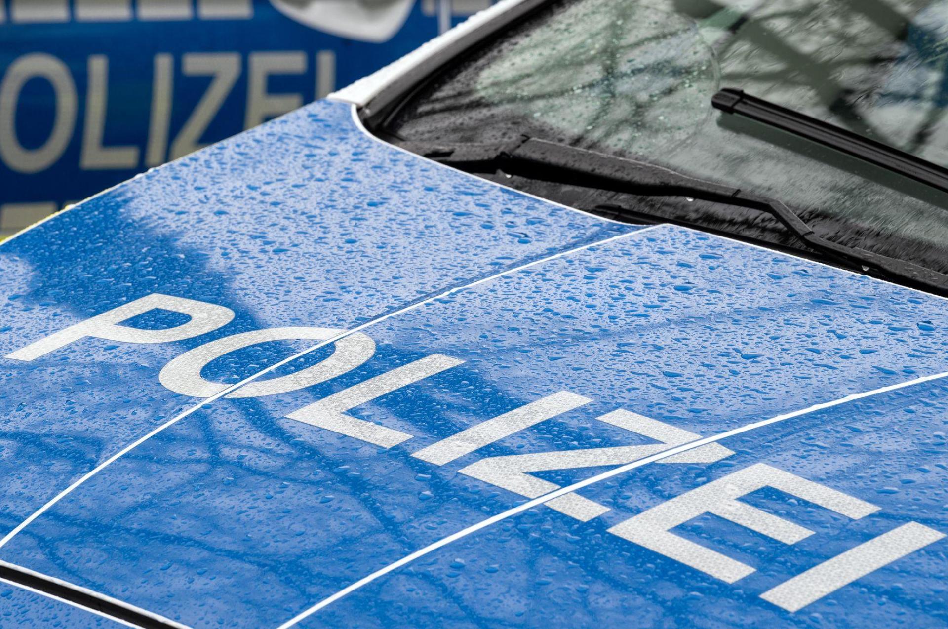 Nach der Zerstörung eines Reifens an einem BMW sucht die Polizei nach Zeugen. (Symbolbild: Soeren Stache/dpa)