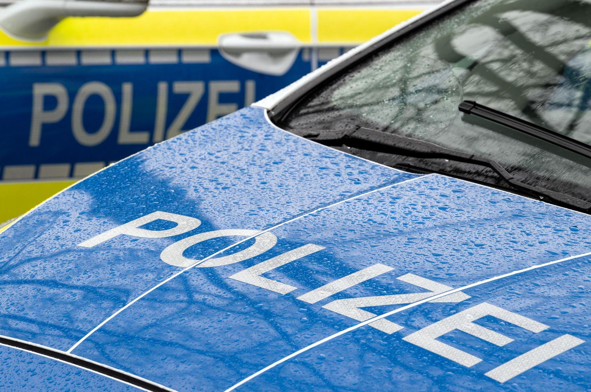 Die Polizeiinspektion Vohenstrauß ermittelt wegen illegaler Müllablagerung. Zeugen werden gesucht. (Symbolbild: Soeren Stache/dpa)