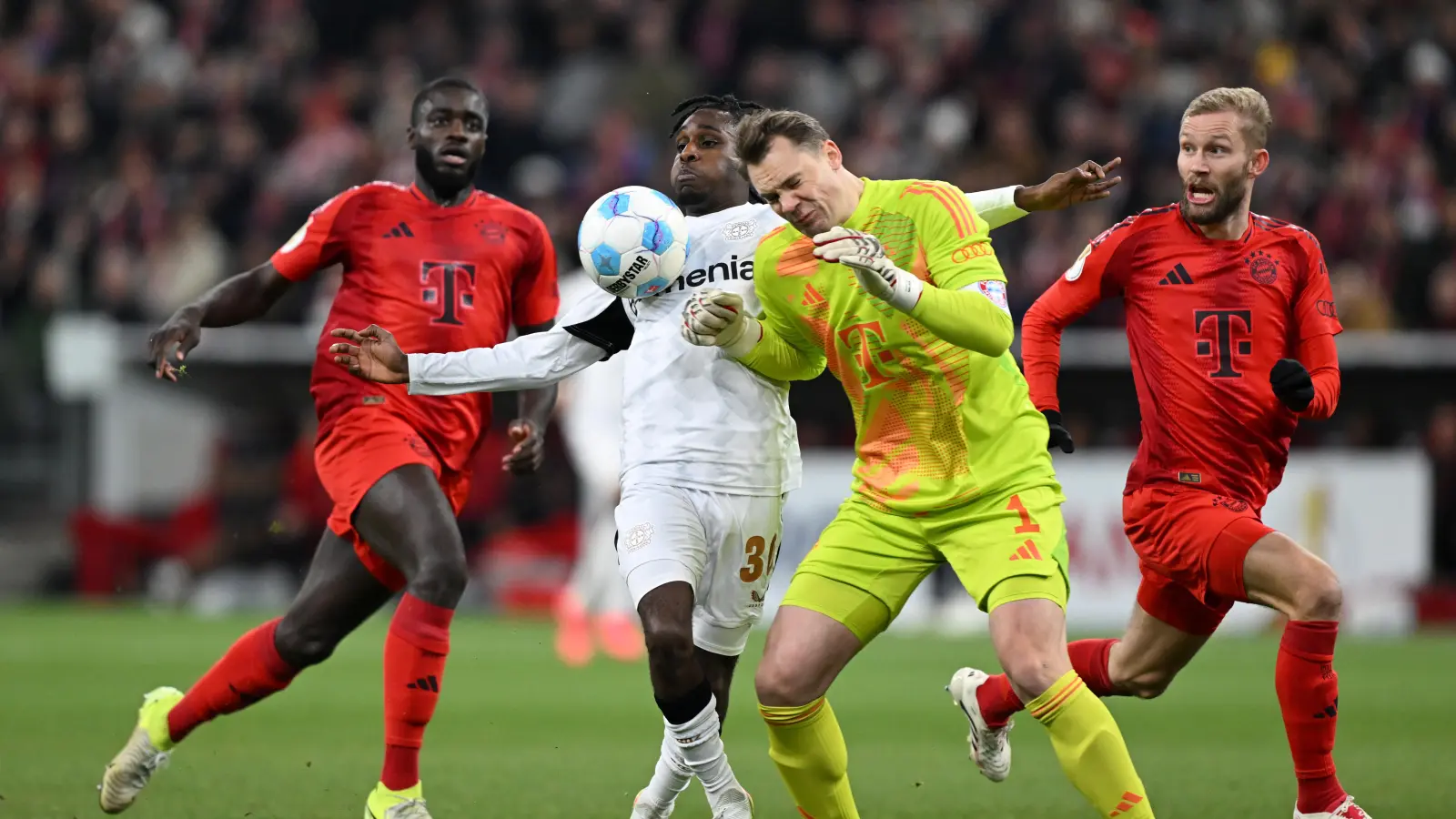 Manuel Neuer (2.vr) foult Leverkusens Jeremie Frimpong und sieht die Rote Karte. (Bild: Sven Hoppe/dpa)