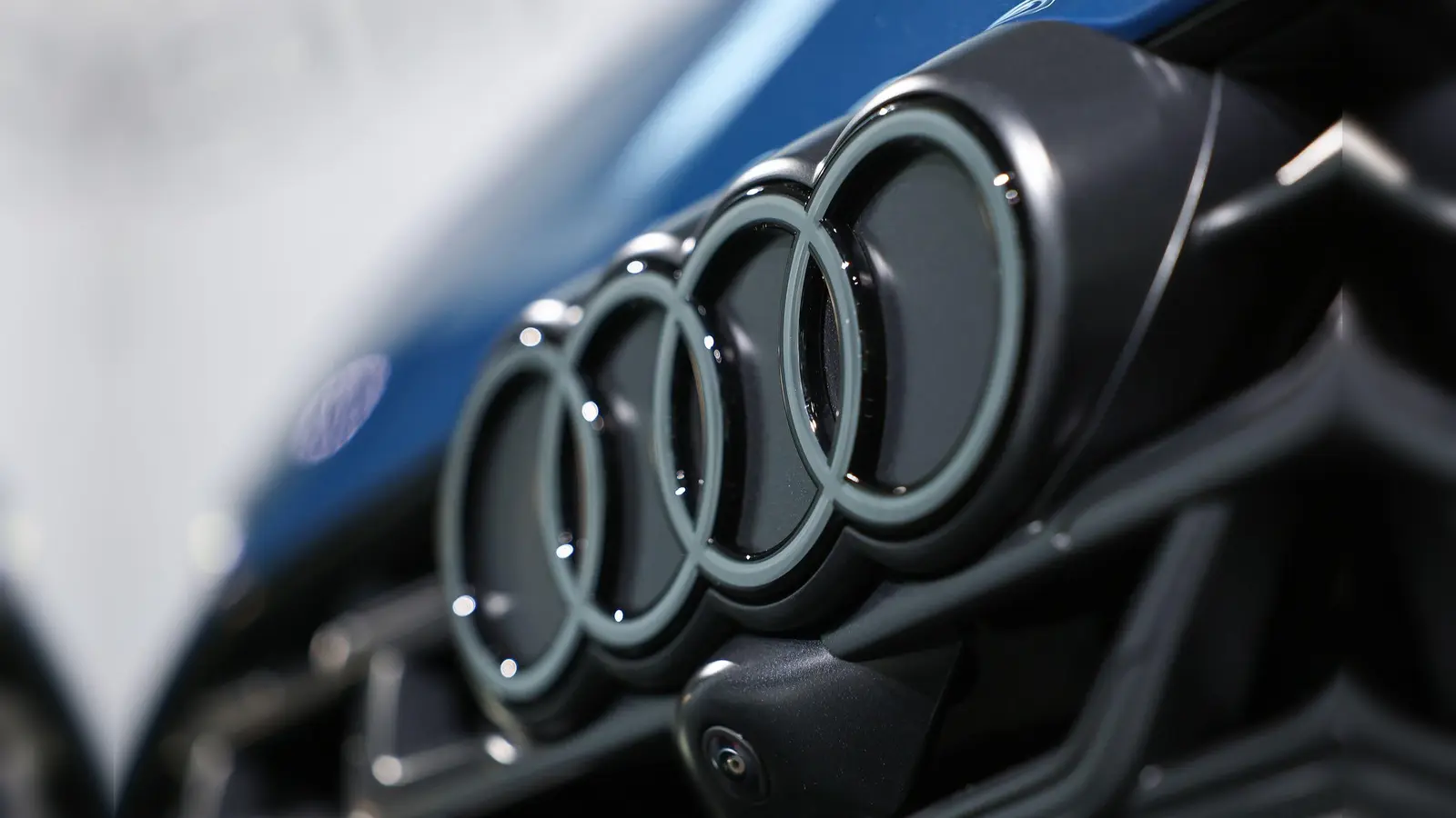 In Weiden wurde ein Audi beschädigt, der Verursacher flüchtete. Die Polizei sucht Zeugen. (Symbolbild: Daniel Löb/dpa)