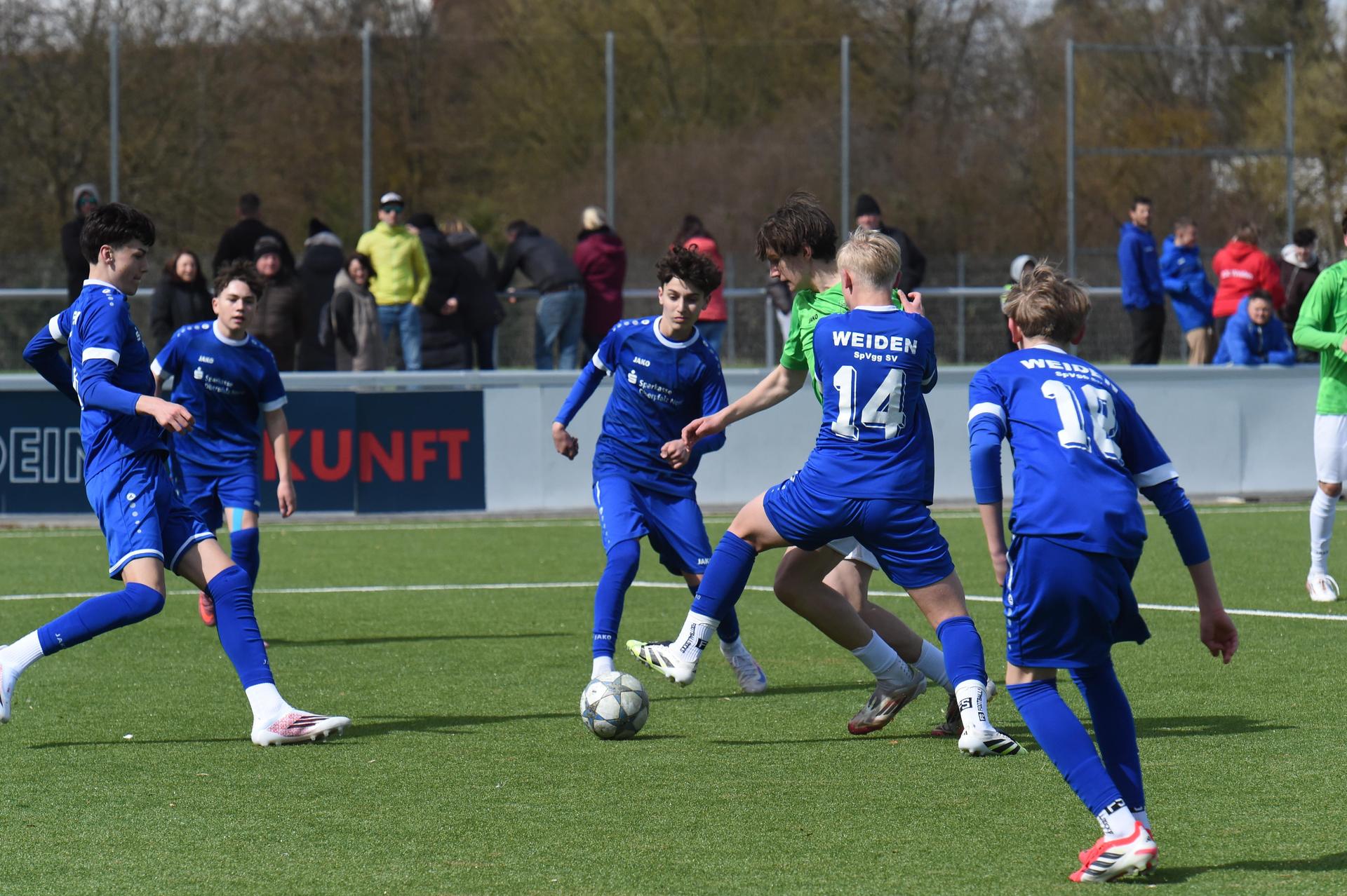 Bildergalerie der C-Junioren der SpVgg SV Weiden in der Bayernliga-Aufstiegsrunde. Die Weidener verloren die Partie mit 0:3 gegen Deggendorf.  (Bild: Gerhard Büttner)