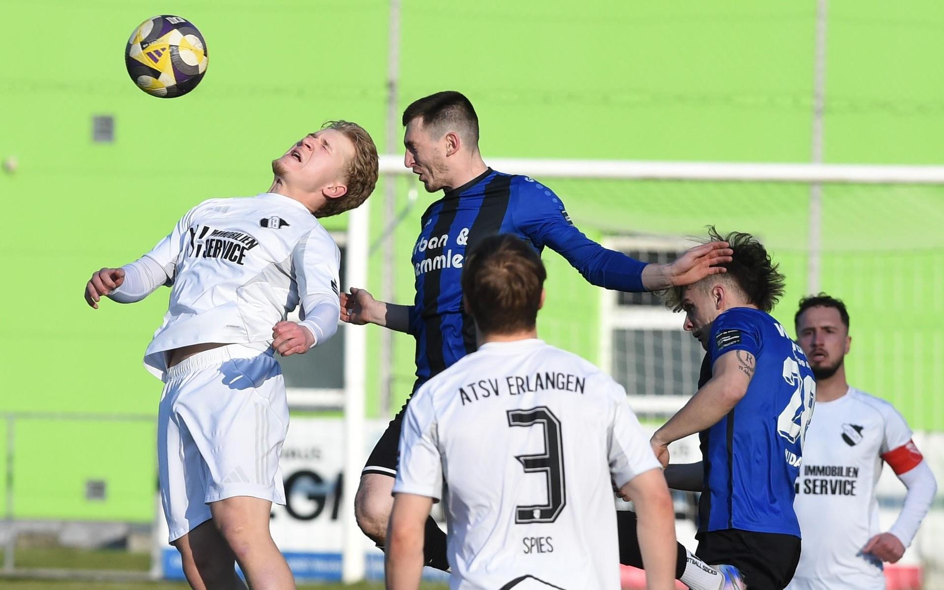 Patryk Bytomski (Mitte) beim Kopfball: Die SpVgg SV Weiden landete mit 2:0 gegen den ATSV Erlangen den fünften Sieg in Folge. (Bild: A. Schwarzmeier)