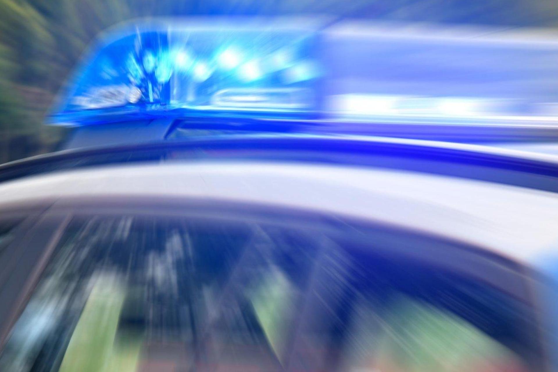 Ein 24-jähriger Ladendieb flieht in Weiden mit gestohlenen Waren. Die Polizei nimmt ihn am Bahnhof Vilseck fest. (Symbolbild: Petra Hartl)