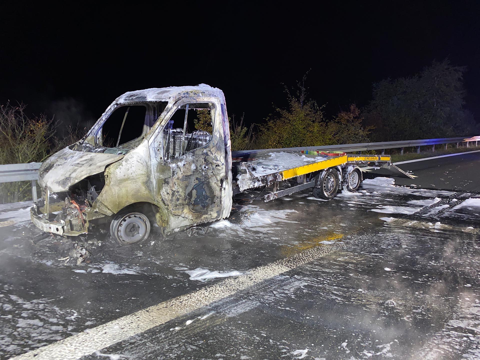 Weil er den Motorbrand rechtzeitig bemerkte, konnte der Fahrer eines Autotransporters zumindest seine Fracht retten.  (Bild: Verkehrspolizeiinspektion Amberg)