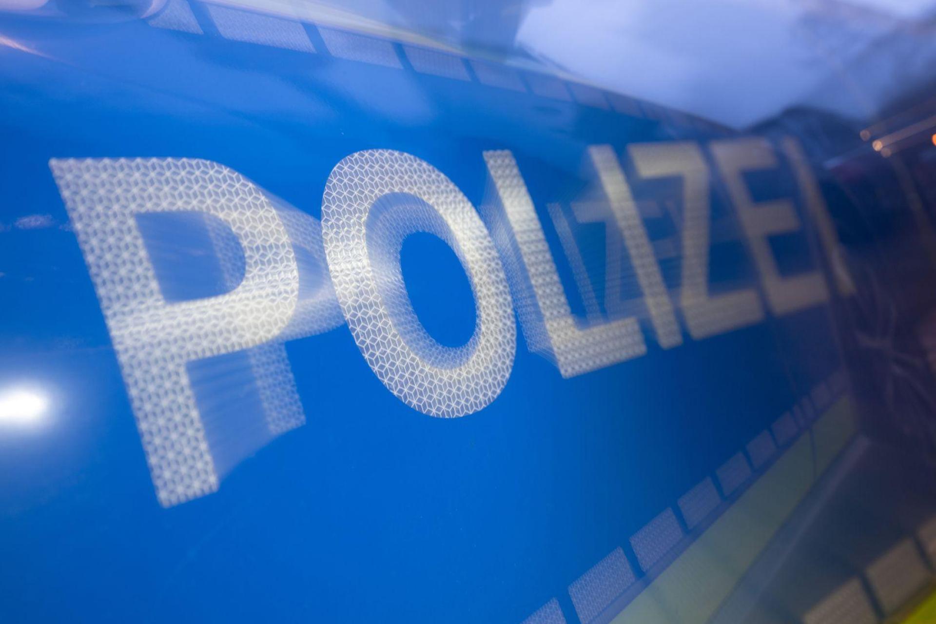 Die Polizei konnte den Mann noch in der Nacht festnehmen, wurde aber danach von ihm beleidigt. (Symbolbild) (Bild: Marijan Murat/dpa)