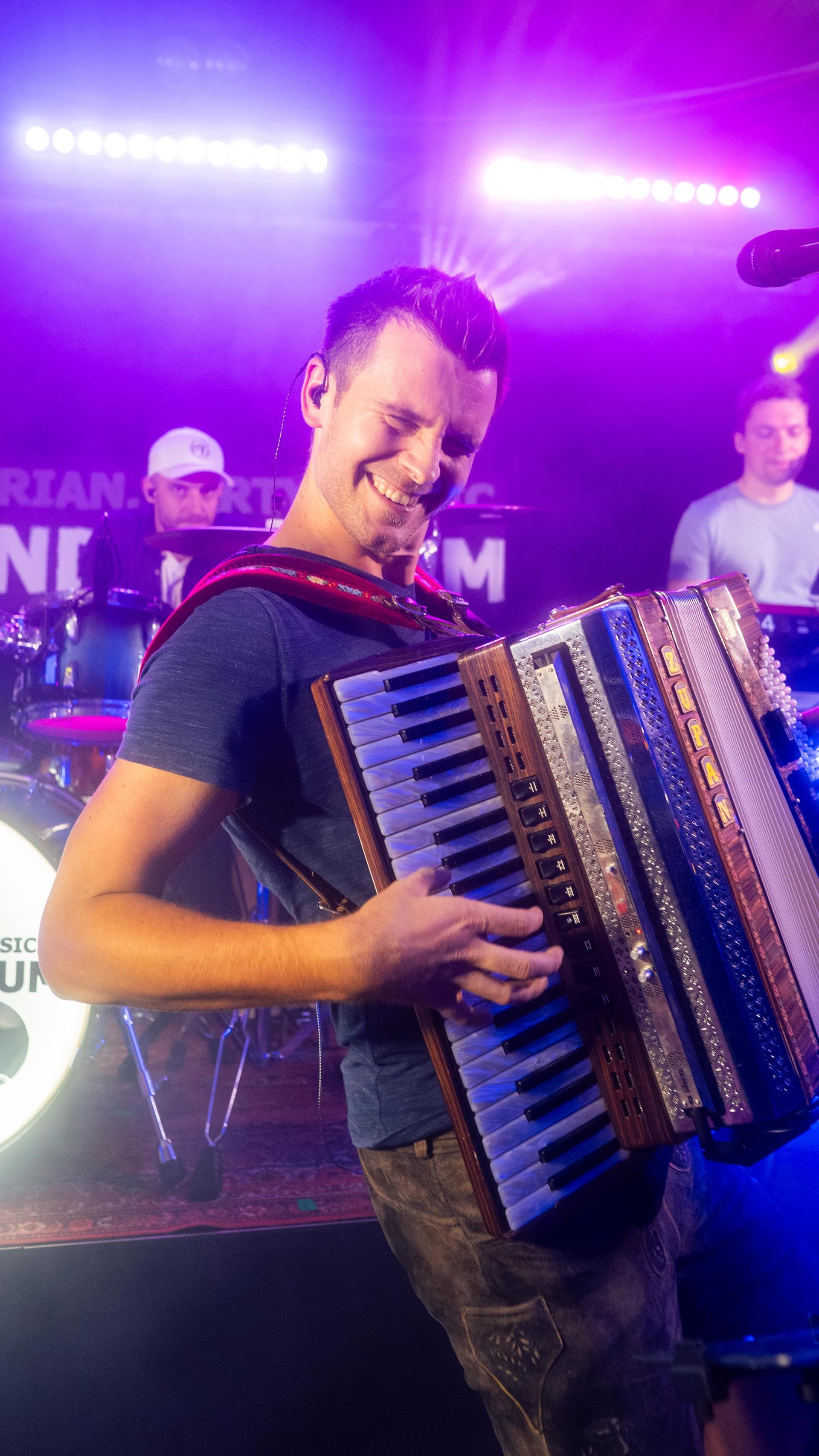 Beim Kirwa-Special der Etzenrichter Kirwa sorgte die Band „RUNDUMADUM” für Stimmung.  (Bild: Hannes Stock)