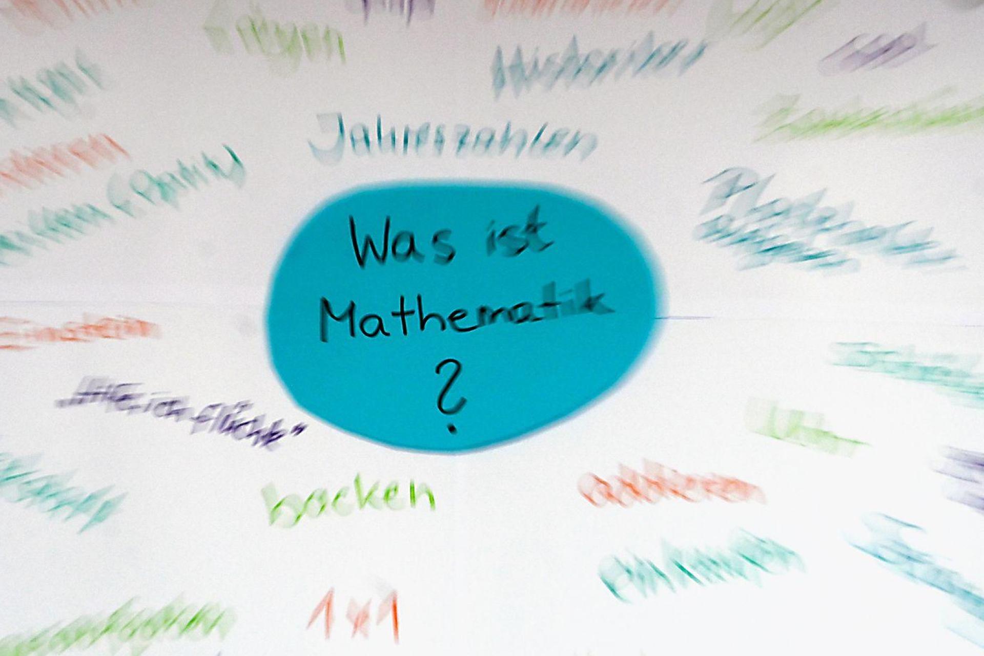 Mathematik gehört zu den Feldern, die bei der Pisa-Studie getestet werden. (Symbolbild) (Bild: Jens Kalaene/dpa)