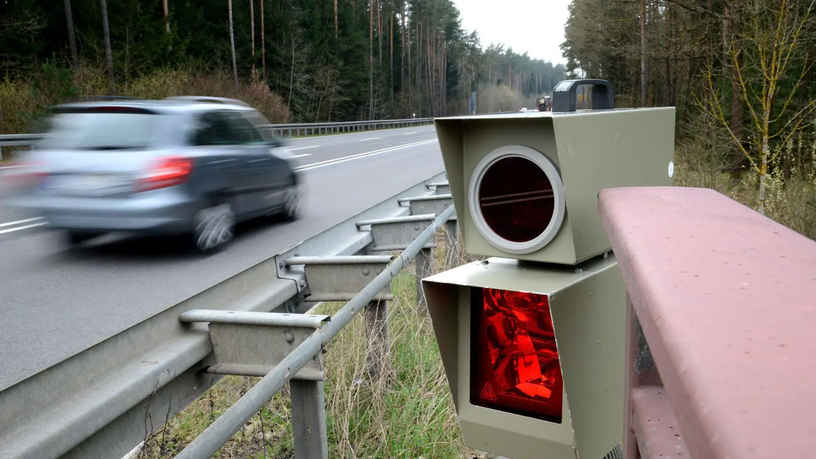 Auf der A93 bei Mitterteich und bei Pressath auf der Kreisstraße NEW5 waren im März zwei Raser bei Geschwindigkeitskontrollen der Verkehrspolizei Weiden besonders negativ aufgefallen. (Archivbild: Petra Hartl)