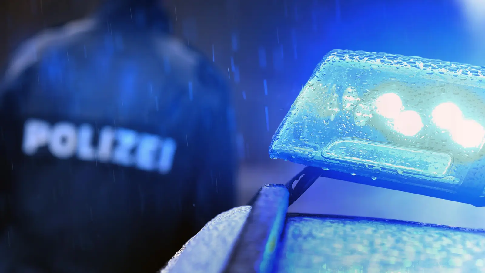 Die Polizei ermittelt, nachdem ein 17-Jähriger in Weiherhammer mehrere Kinder mit einem Messer bedroht haben soll.  (Symbolbild: Karl-Josef Hildenbrand/dpa)