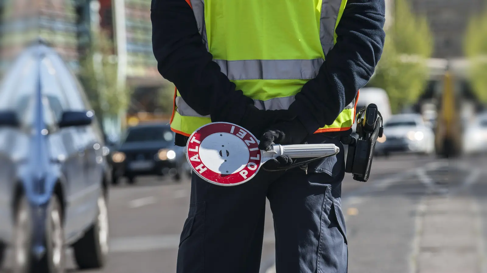 Bei einer Kontrolle entdeckten Beamte der Grenzpolizei Waidhaus Drogen. (Symbolbild: Paul Zinken/dpa)