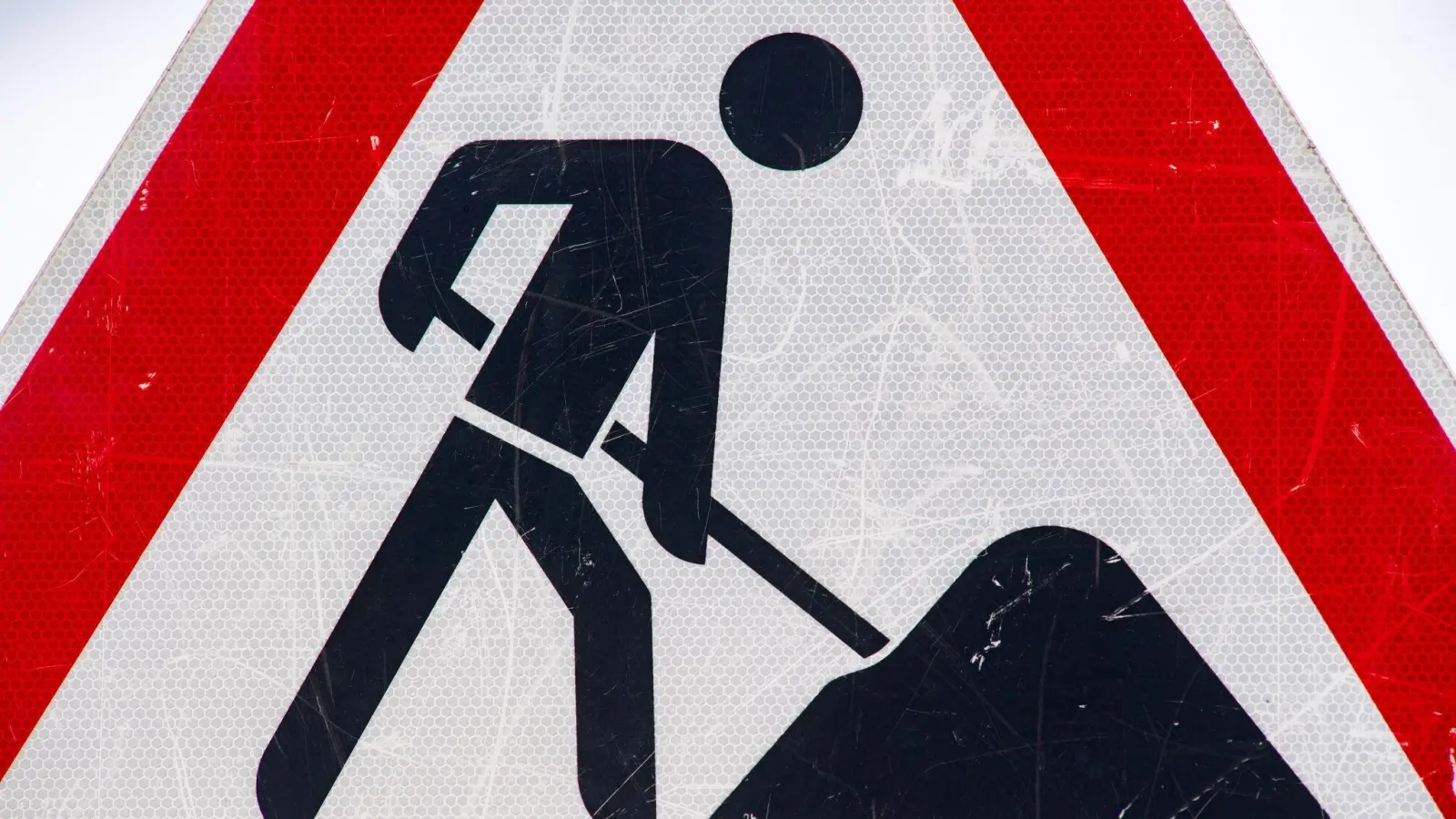 Wegen Bauarbeiten an der Wasserleitung sperren die Stadtwerke Weiden den Radweg entlang der B22. (Bild: Stefan Sauer/dpa)