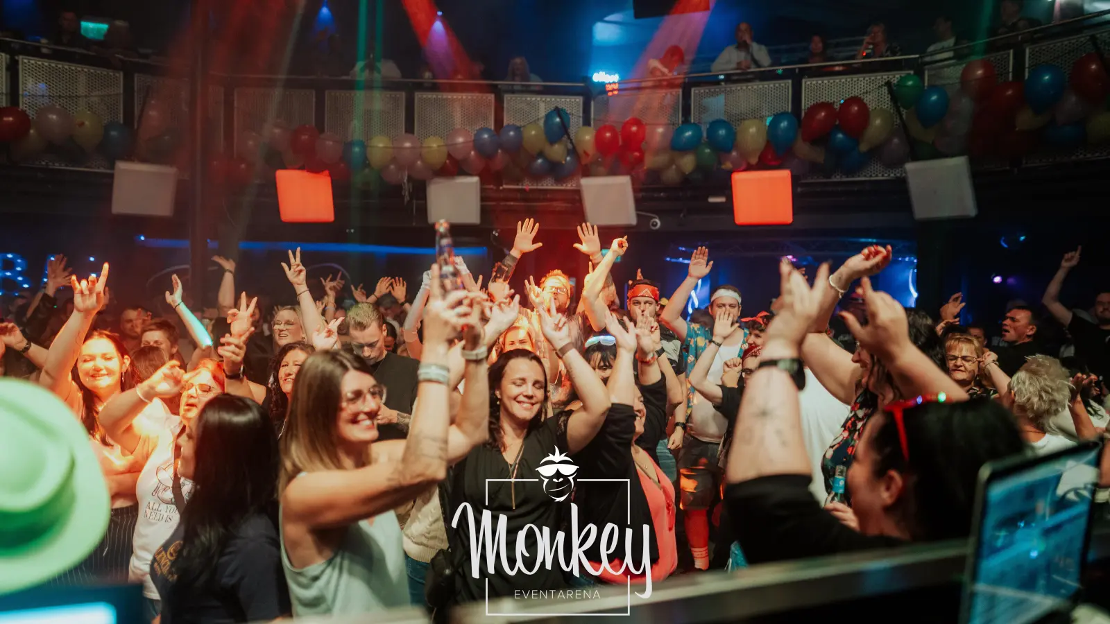 DJane Stella und DJ Roomman sorgen für den passenden Beat bei der Ü-30-Night im Monkey. (Bild: Sebastian Reiter)