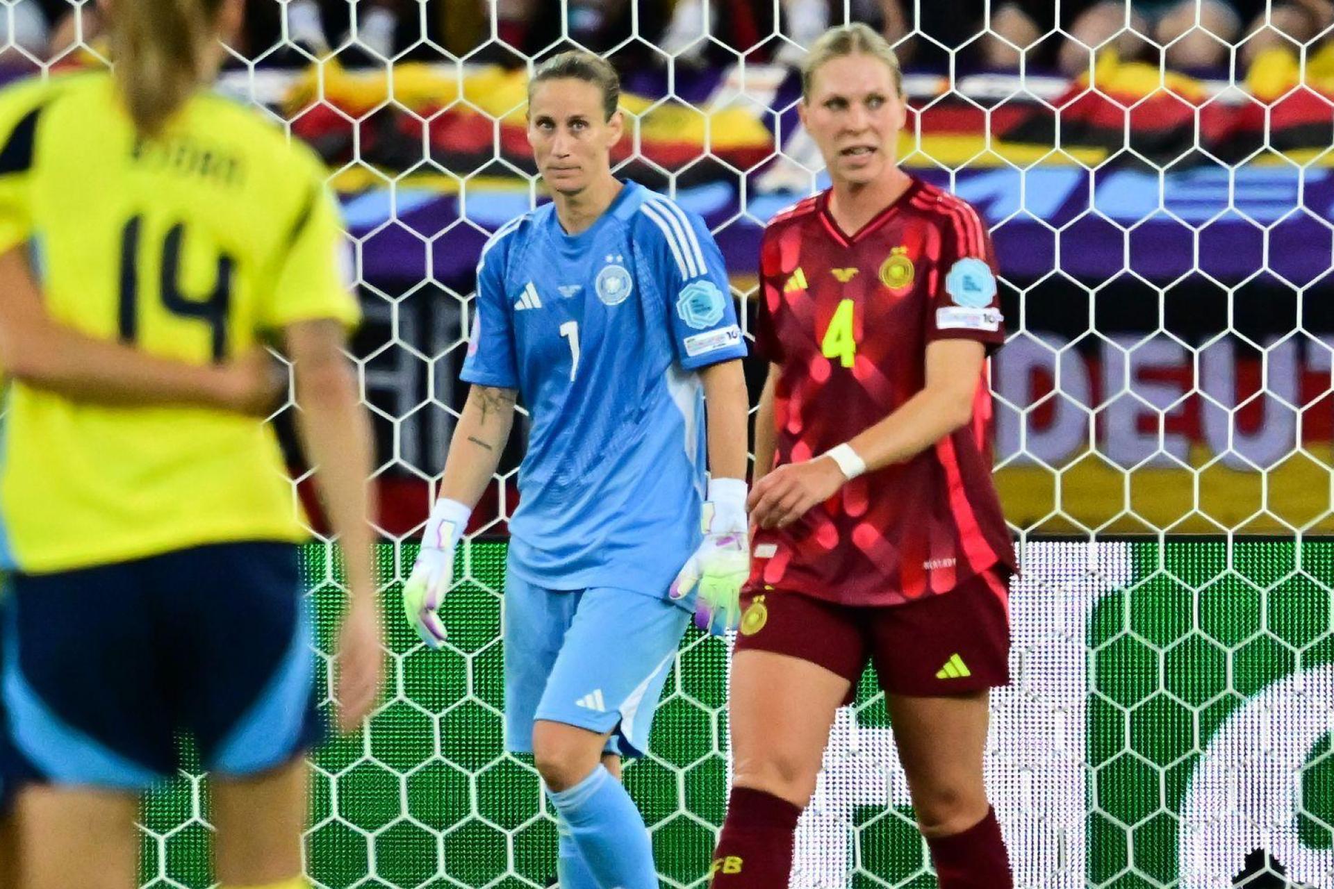 Verteidigerin Rebecca Knaak (r) zeigte sich als Schwachpunkt in der deutschen Abwehr. (Bild: Sebastian Christoph Gollnow/dpa)