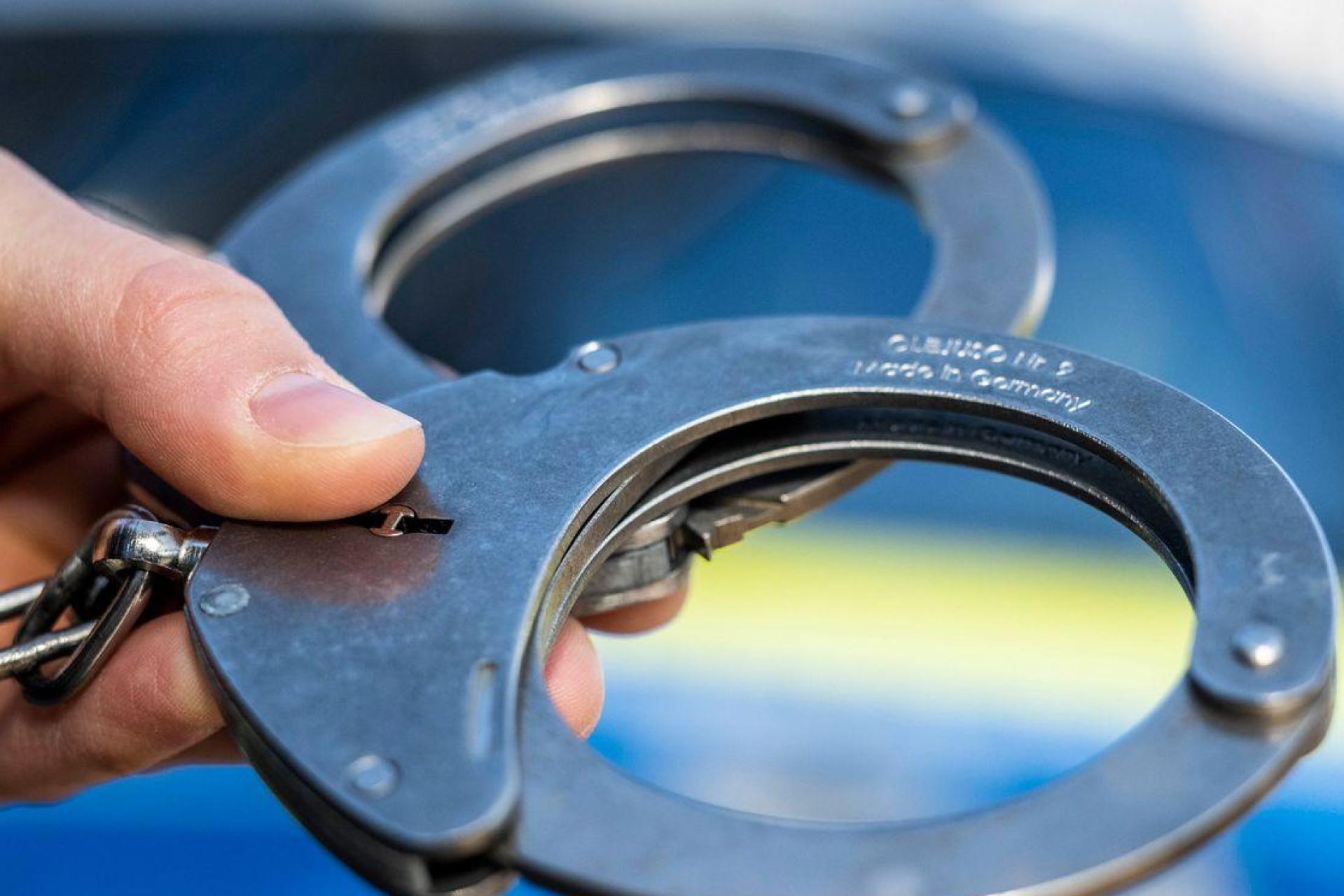 Bei einer Kontrolle auf der A 6 bei Pleystein wird der Fahrer eines Kleintransporters festgenommen.  (Symbolbild: David Inderlied/dpa)