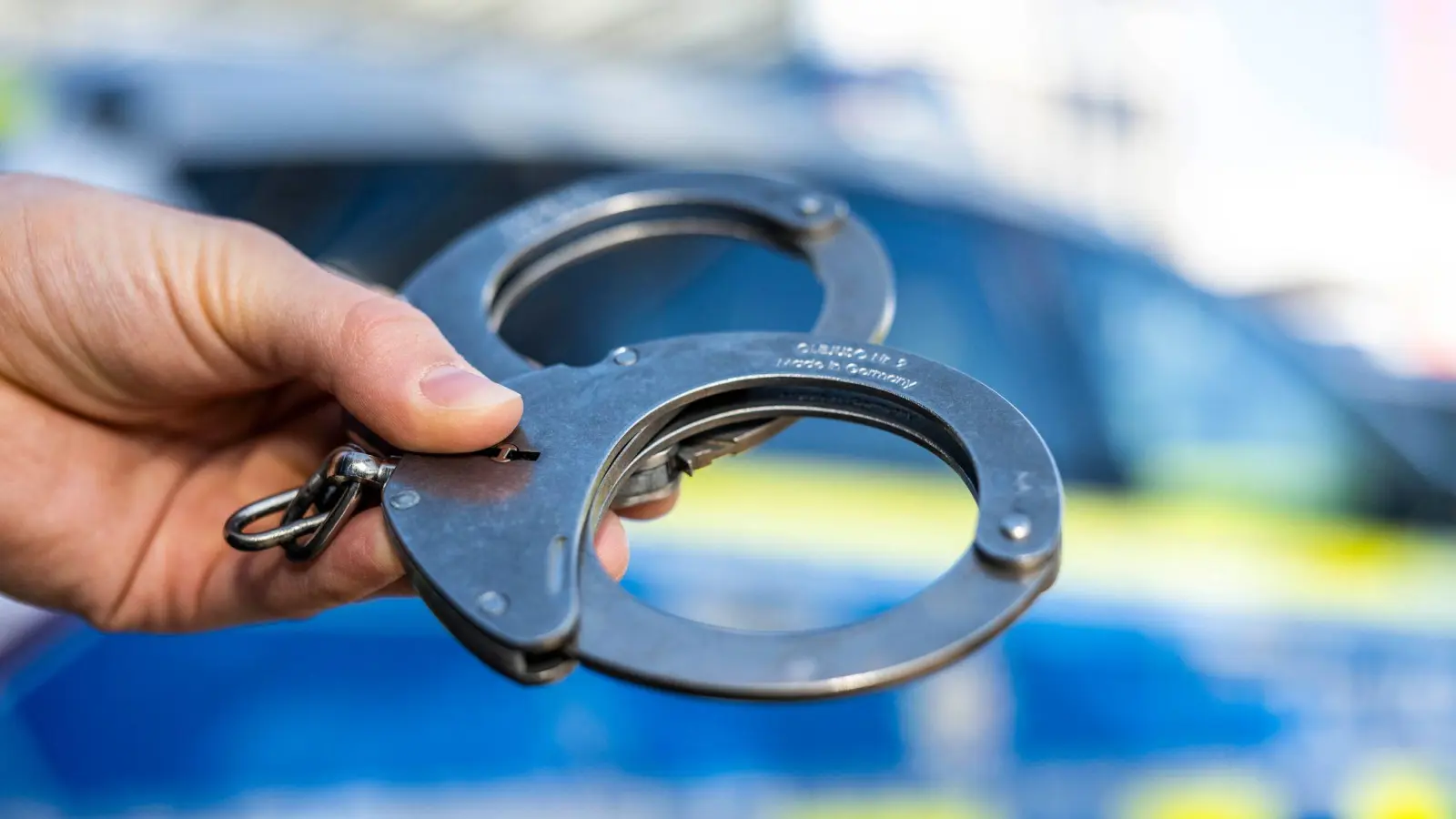 Bei einer Kontrolle auf der A 6 bei Pleystein wird der Fahrer eines Kleintransporters festgenommen.  (Symbolbild: David Inderlied/dpa)