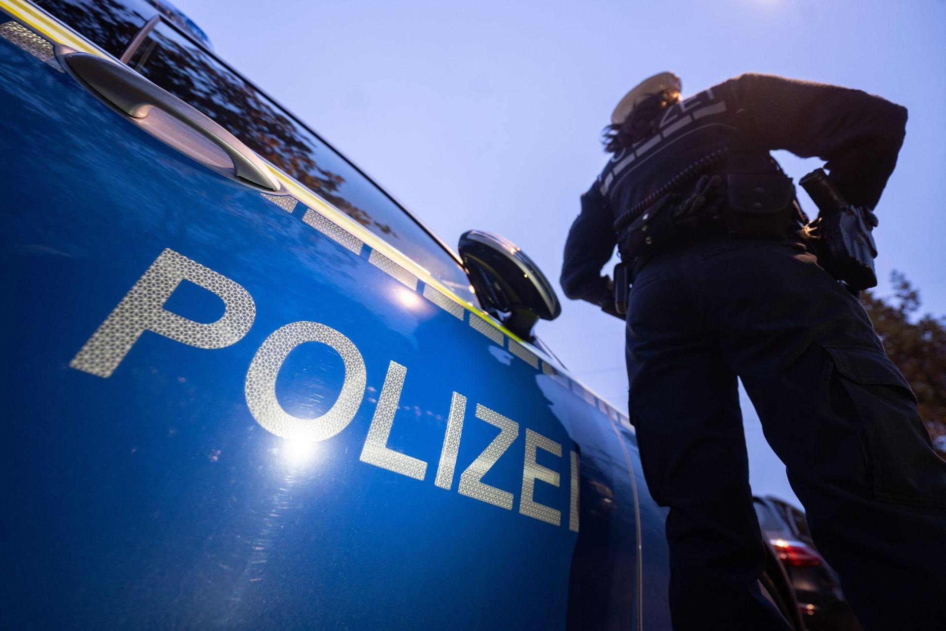 Weil er seine Geldstrafe nicht bezahlt hatte und die Ersatzfreiheitsstrafe nicht angetreten hatte, musste ein 25-Jähriger jetzt ins Gefängnis und die Weihnachtszeit dort verbringen. (Symbolbild: Marijan Murat/dpa)