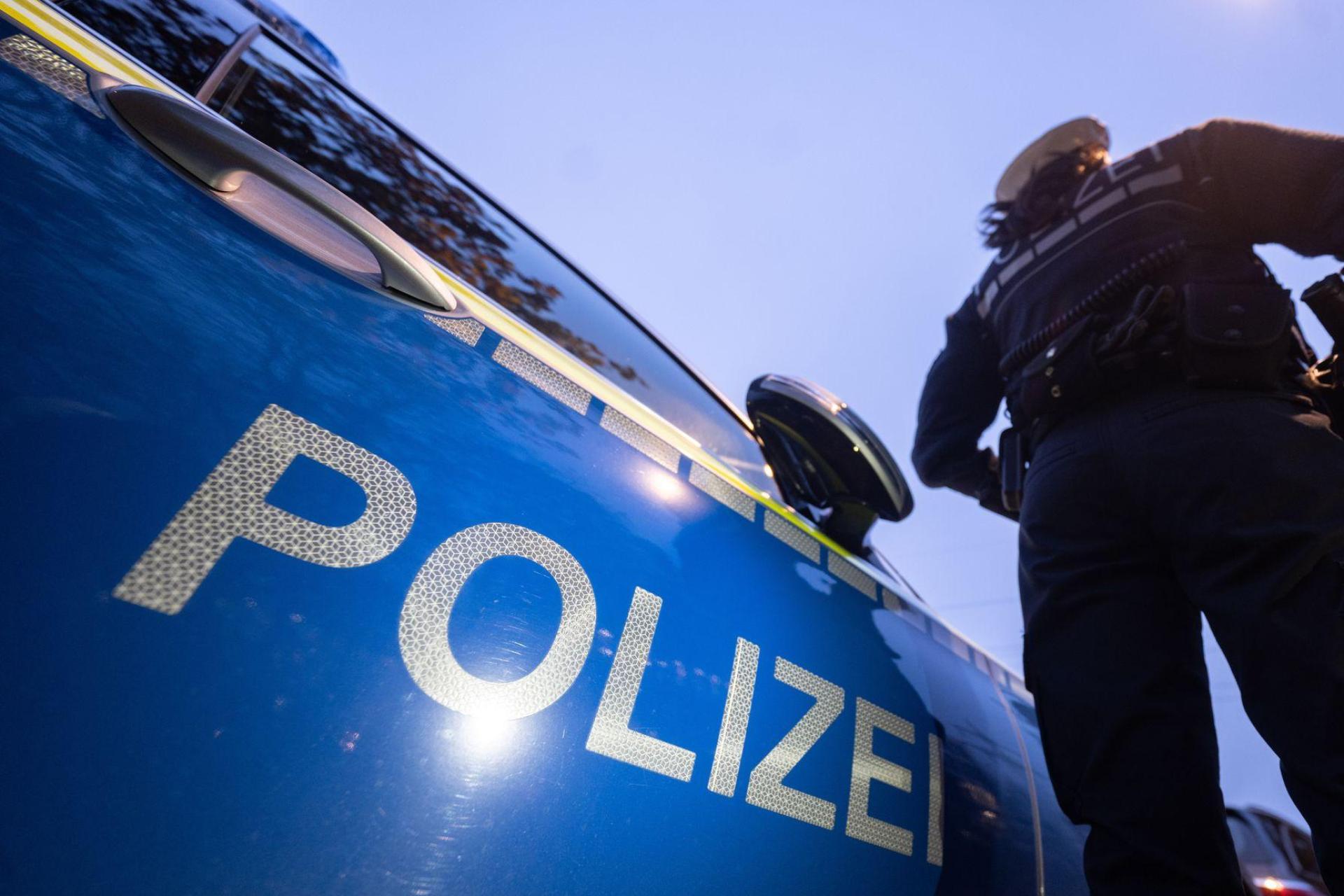 Zwei Mitbewohner sind in Nabburg heftig in Streit geraten. Einer von ihnen soll mit einer Schusswaffe hantiert haben. (Symbolbild: Marijan Murat/dpa)