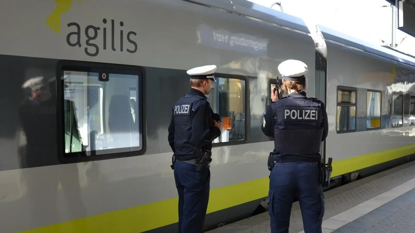 Ein 25-Jähriger hatte während einer Zugfahrt vor einer ihm gegenübersitzenden Frau sexuelle Handlungen an sich vorgenommen.  (Symbolbild: Bundespolizei)