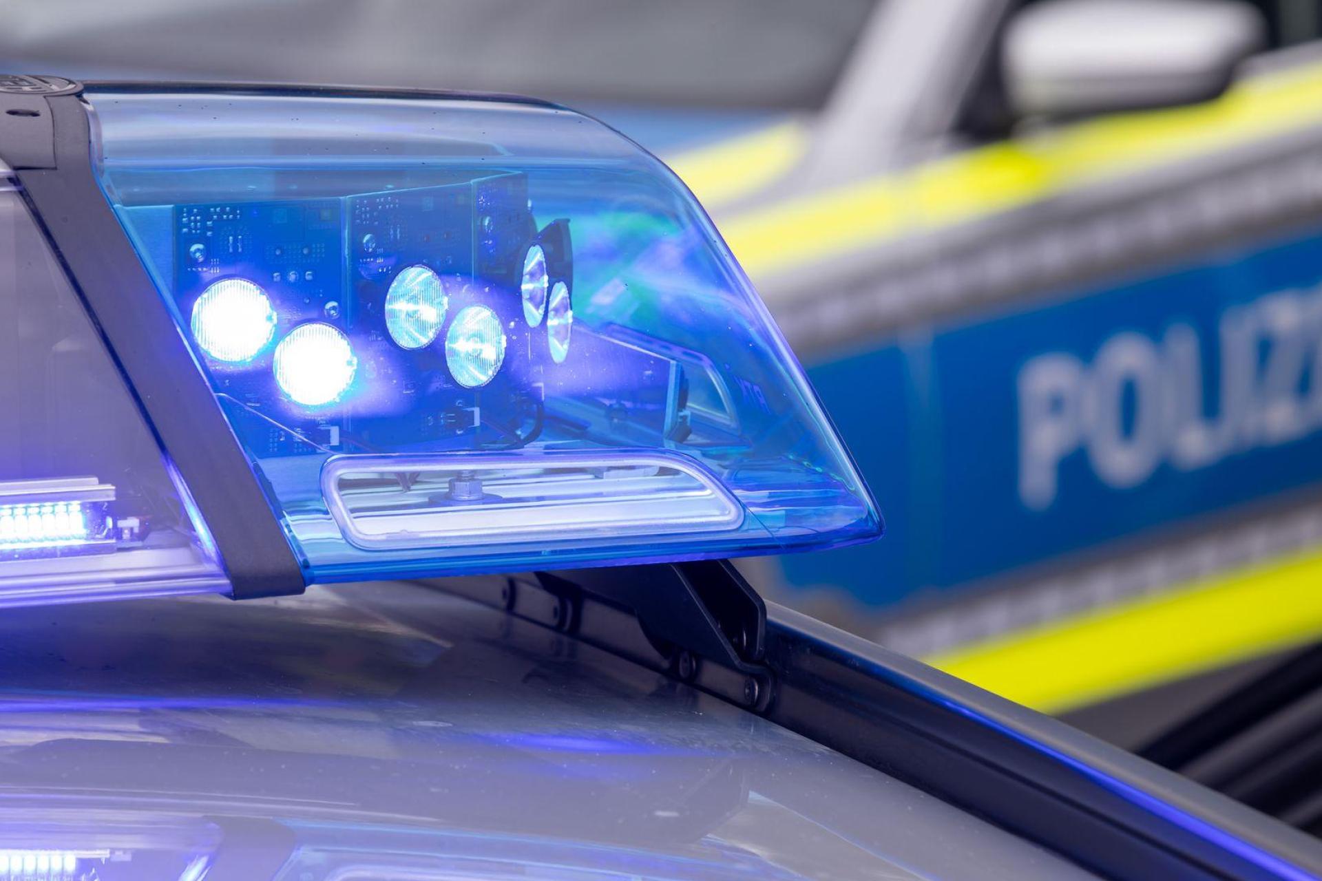 Polizisten nahmen den Jugendlichen in einem Zug am Nürnberger Hauptbahnhof fest. (Symbolbild) (Bild: Daniel Karmann/dpa)