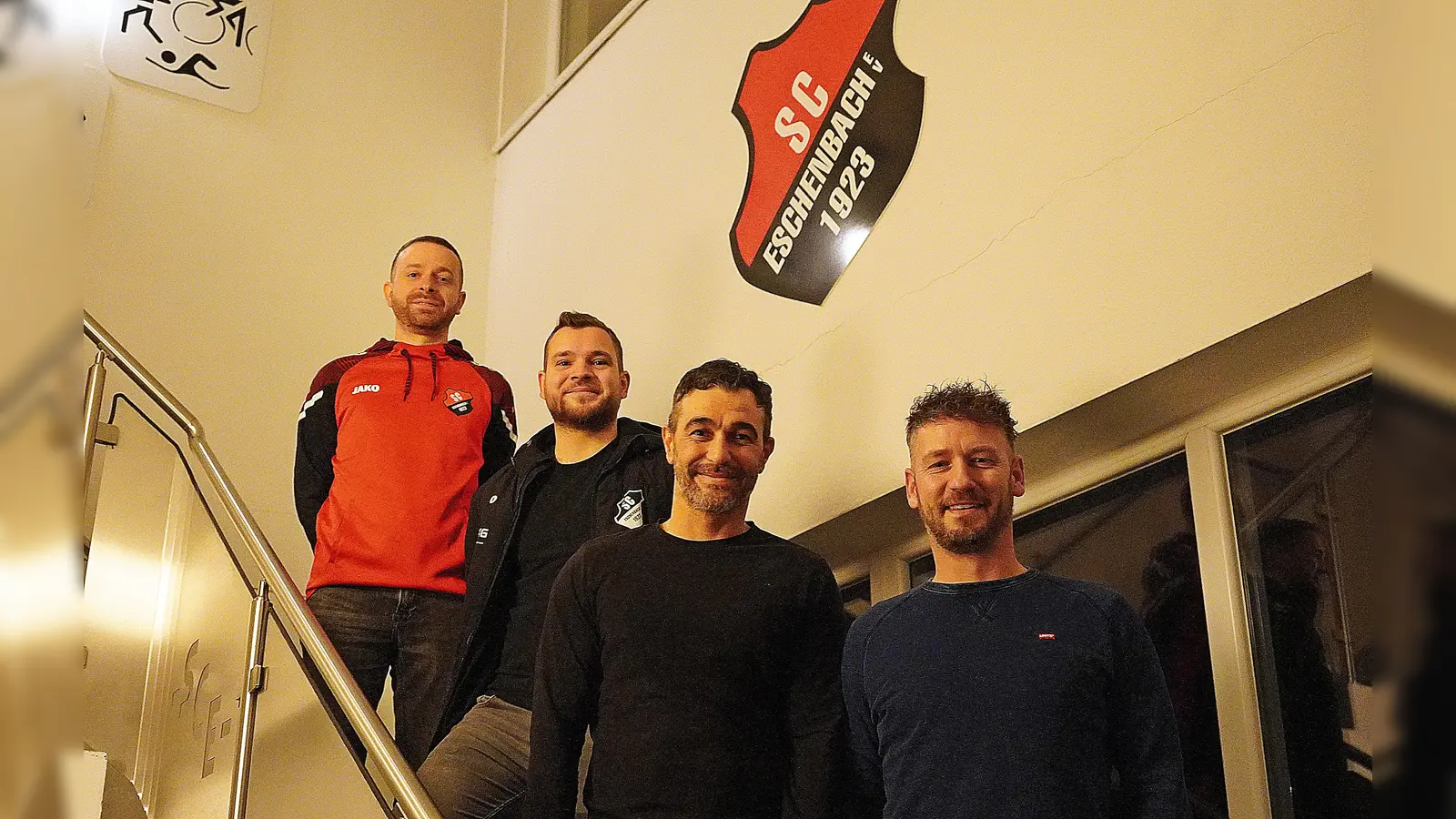 im Bild von links: Vorsitzender Michael Brüchner, Sportleiter Felix Dilling, Ersin Tiryaki und Benjamin Scheidler (Bild: jma)